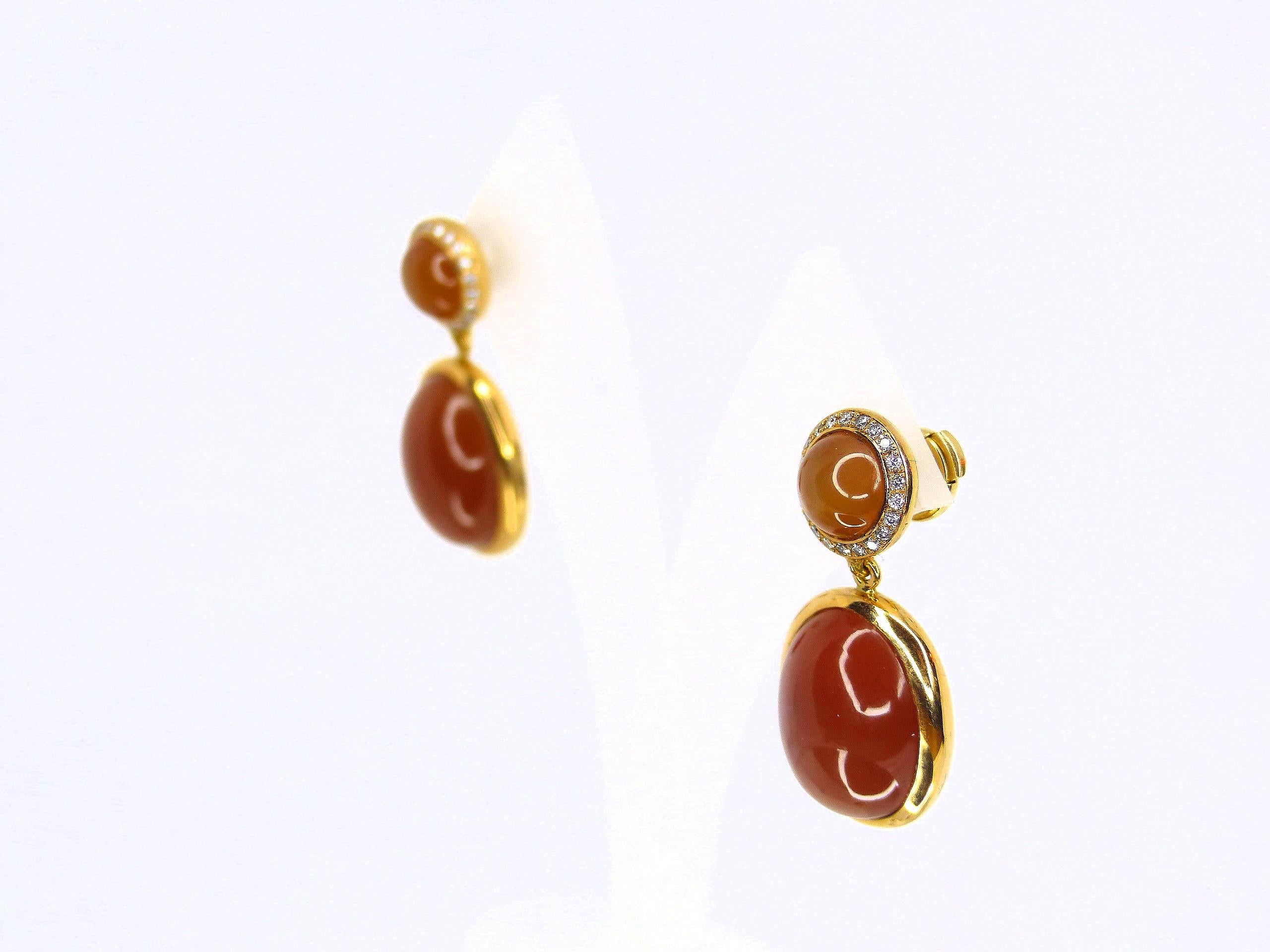 Thomas Leyser is renowned for his contemporary jewellery designs utilizing fine gemstones.

This 18k rose gold (17.4g) pair of earrings is set with fine Moonstones in chocolate colour (29.72 carat, 2x Cabouchons, oval 18x13mm + 2 Cabouchons round