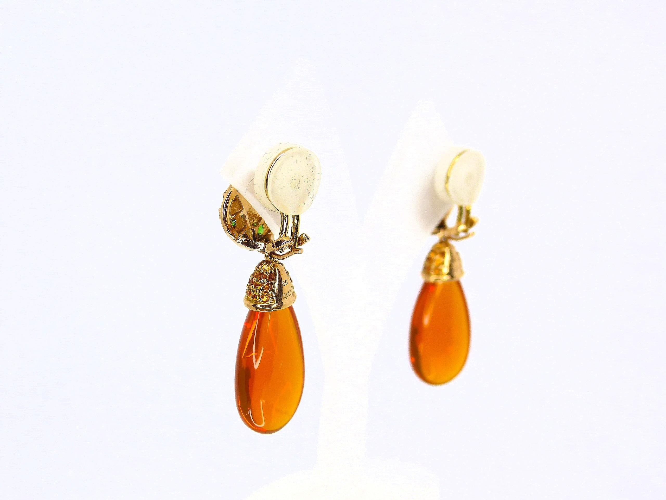 Contemporain Boucles d'oreilles en or rouge avec 2 briolettes en opale de feu 28x13x8 mm  et 26 tsavorites. en vente