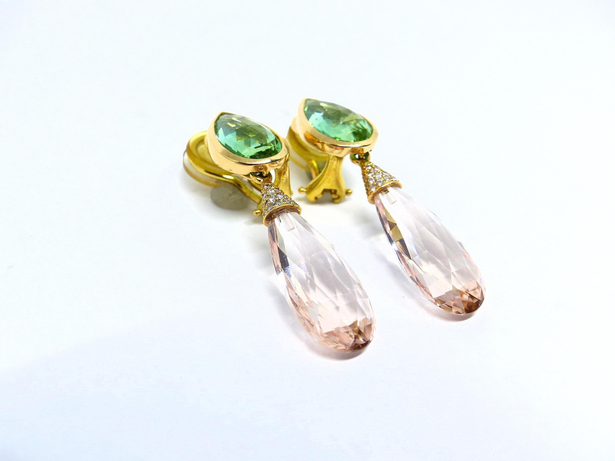 Thomas Leyser è famoso per i suoi design di gioielli contemporanei che utilizzano pietre preziose.

Questi orecchini in oro rosa 18k (12,30g) sono incastonati con 2x Morganiti fini (taglio briolette, 24x9,5x6,5mm, 16,29ct) + 2x Tormaline fini (forma