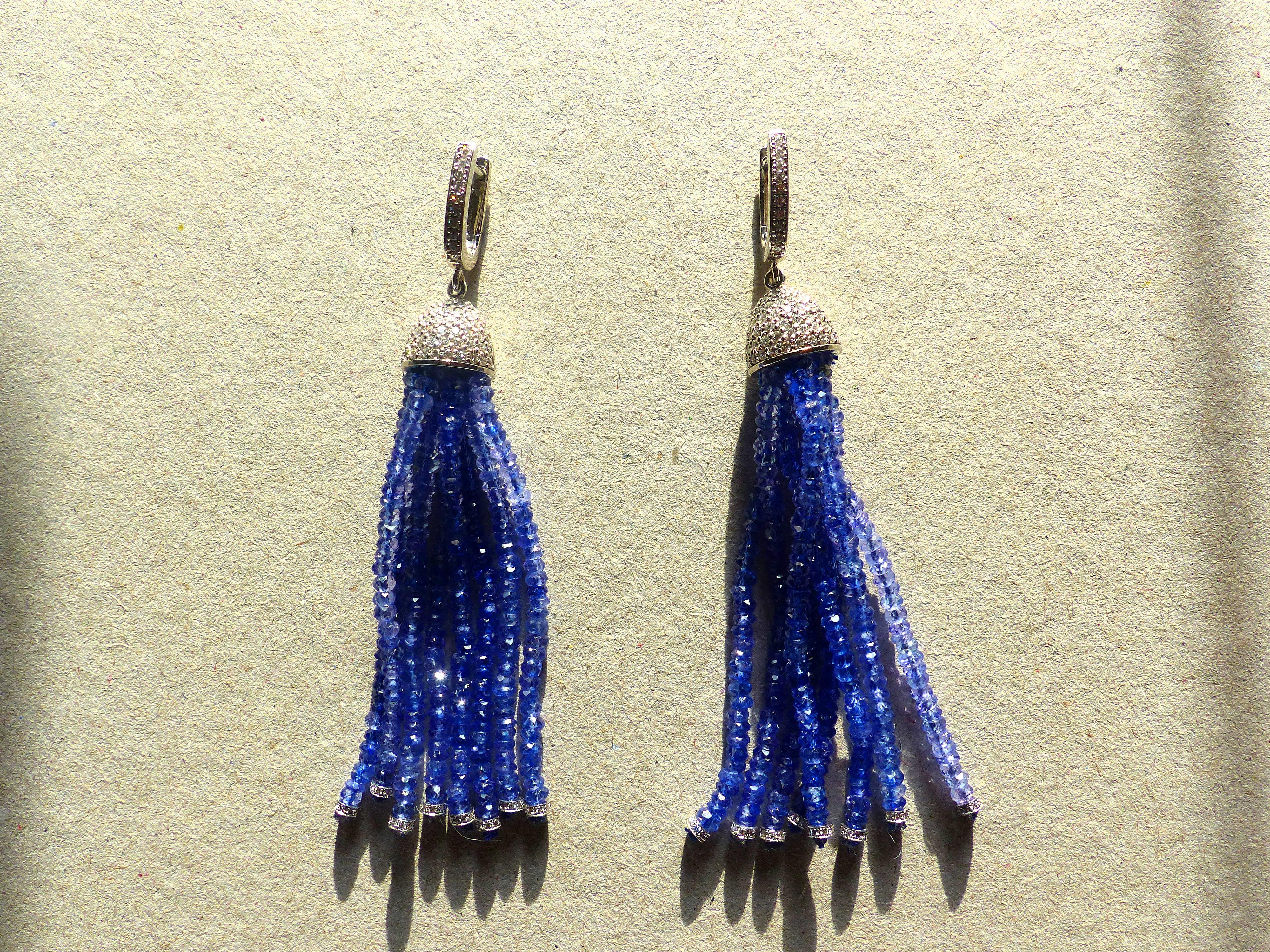 Néoclassique Paire de boucles d'oreilles en or blanc avec pampilles en saphir bleu et diamants en vente