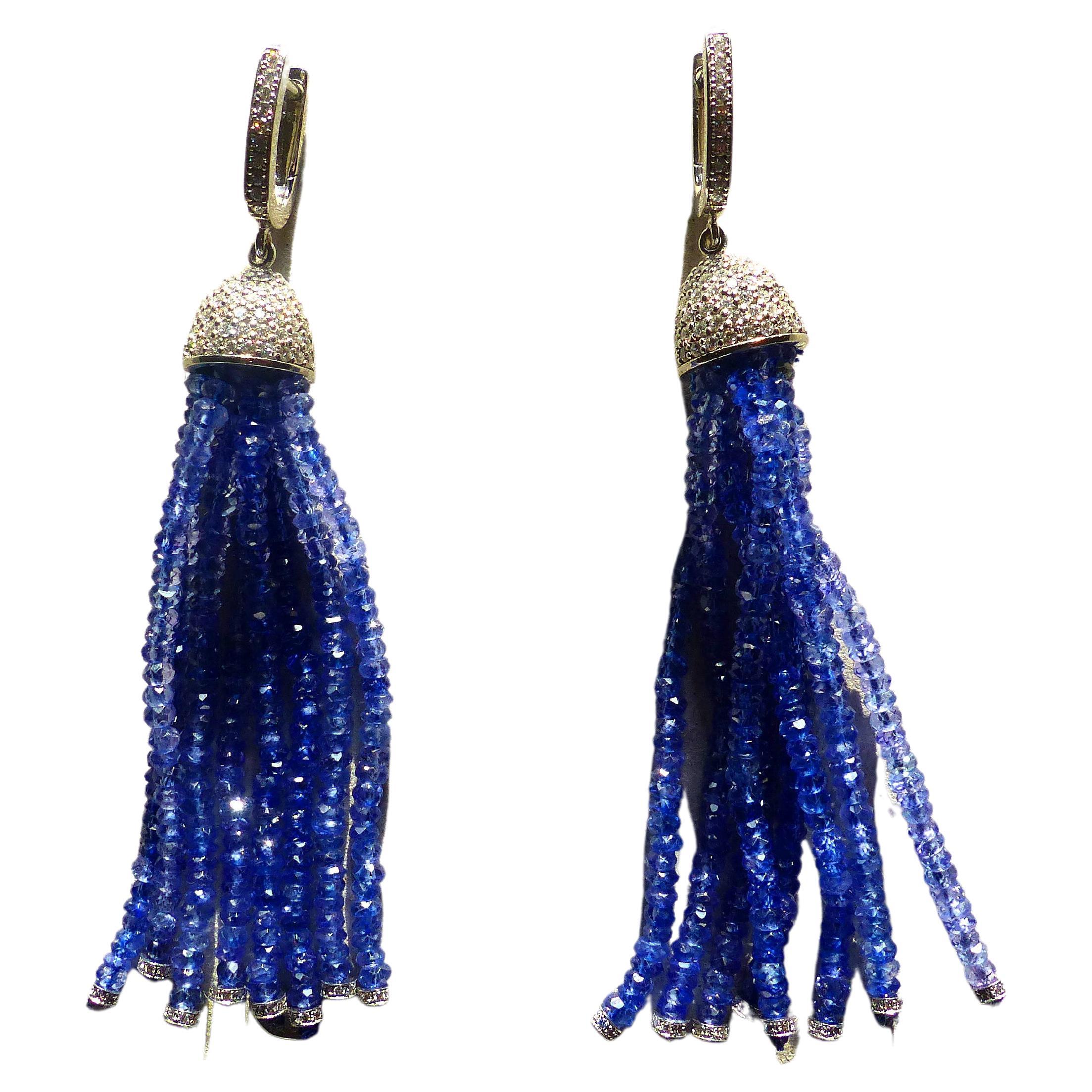 Paire de boucles d'oreilles en or blanc avec pampilles en saphir bleu et diamants en vente