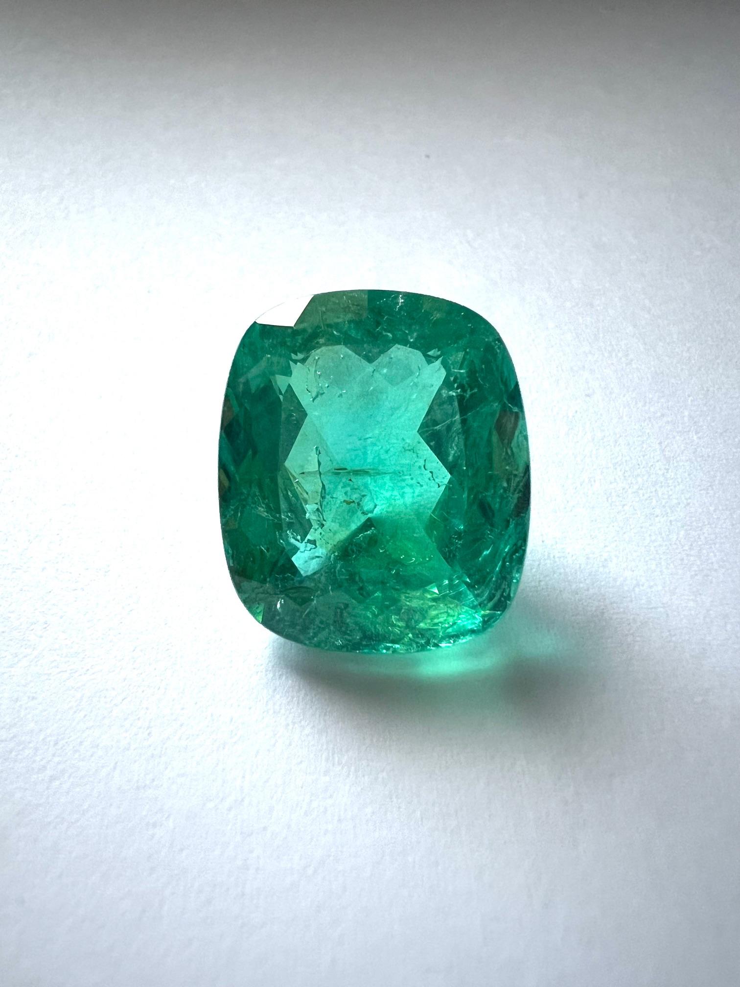 Cette tourmaline Paraiba, 19,16c. de forme coussin, 19x16,5mm n'a pas été chauffée et est donc très rare. Il présente de légères inclusions naturelles. La couleur peut être décrite comme étant un bleu-vert turquoise fort et intense.