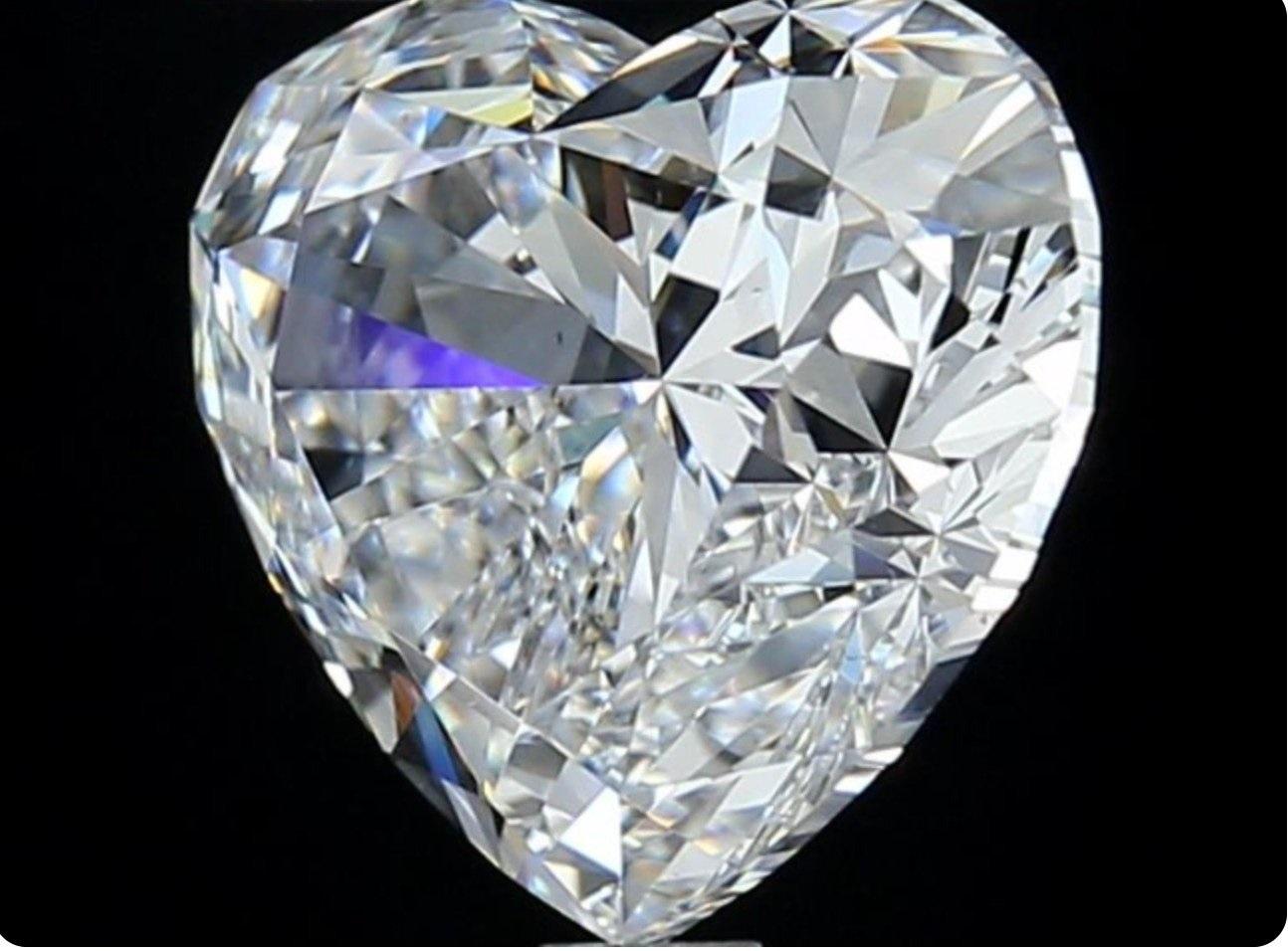 Coupe idéale et belle coupe rare  diamant de cœur de 4,01 carats t avec la plus haute couleur D avec un certificat GIA et un numéro d'inscription au laser.

GIA 5211642838

Sku J-657