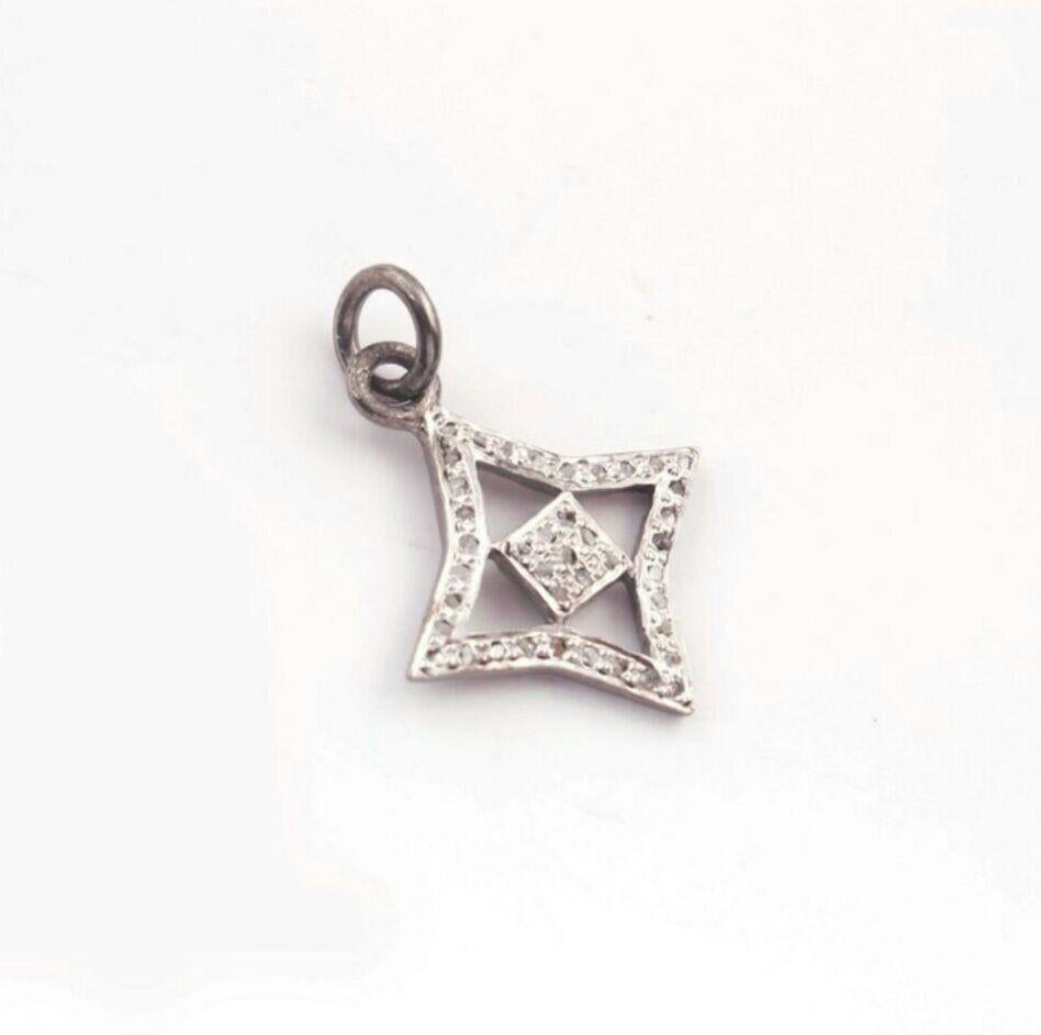 1 Stück Pave Diamant Kleeblattform Charm-Anhänger 925 Sterlingsilber Diamant-Anhänger
Personalisierte handgefertigte Geschenke für geliebte Menschen Leichtes Gewicht, kann jeden Tag getragen werden
Diamant Reinheitsgrad: Sehr geringfügig