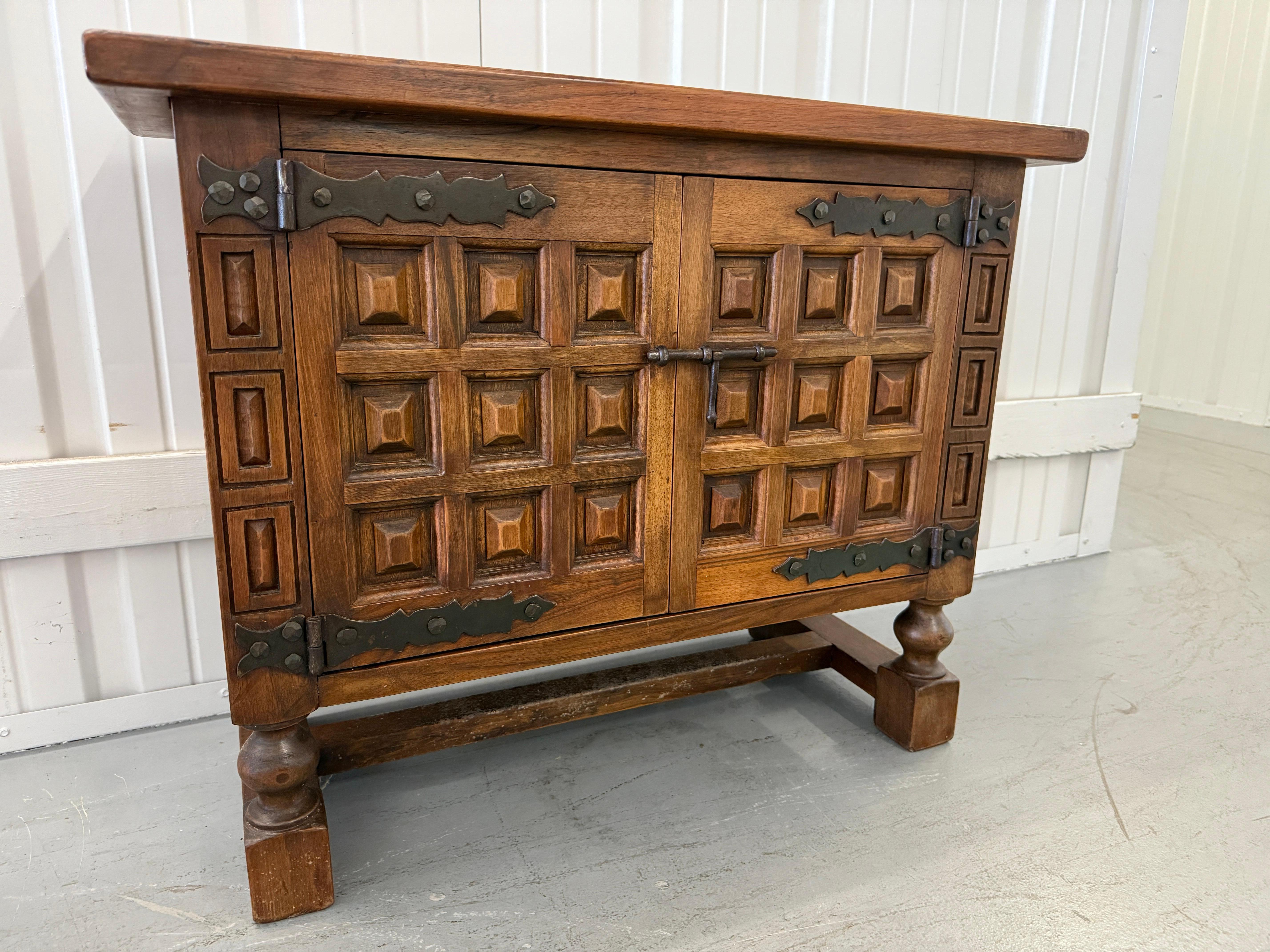 Renaissance Revival Walnut Sideboard Cabinet, 19th Century For Sale 4