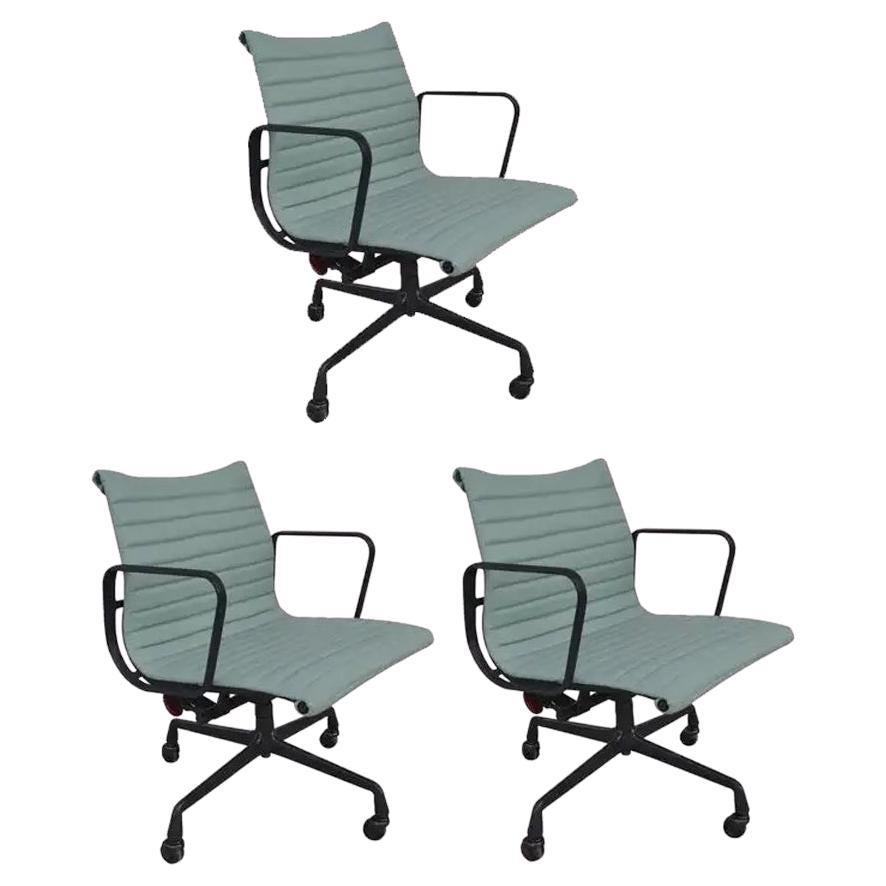 1 fauteuil de bureau de groupe Eames vintage restauré en aluminium en vente