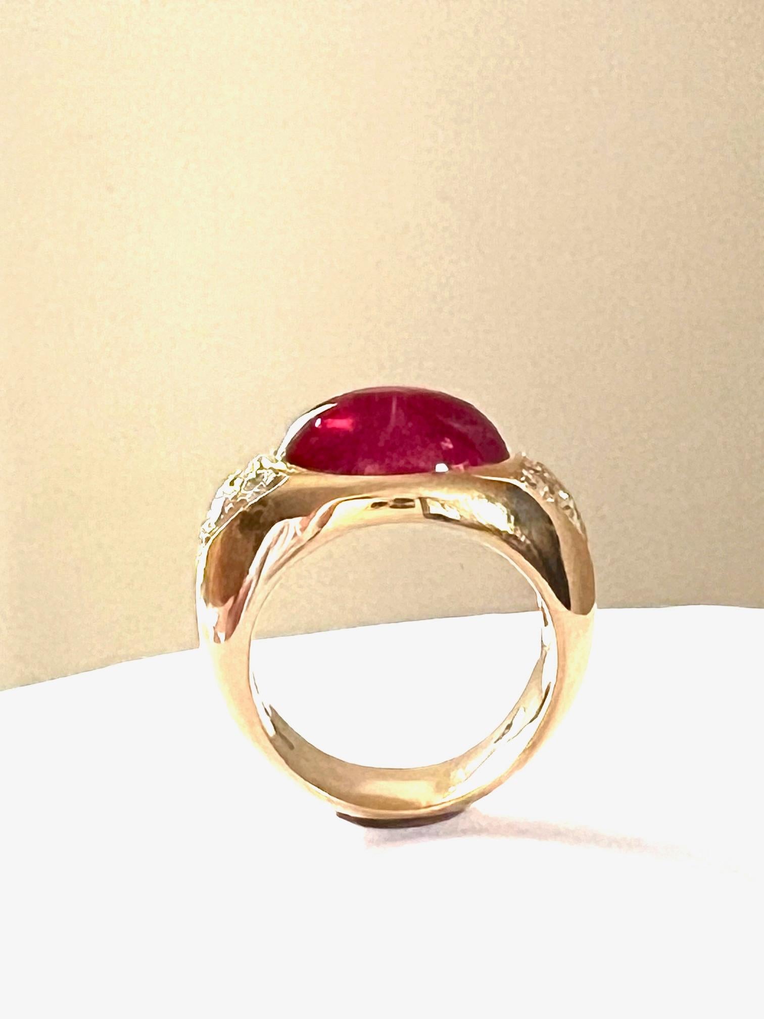 This 750/Rosegold ring is set with 1 Rubelite Cabouchon, oval 14x10mm, 6,62cts. + 12 Diamonds D/VS, 0,69cts., round 2,5mm.
Ringsize is 55 and resizable.