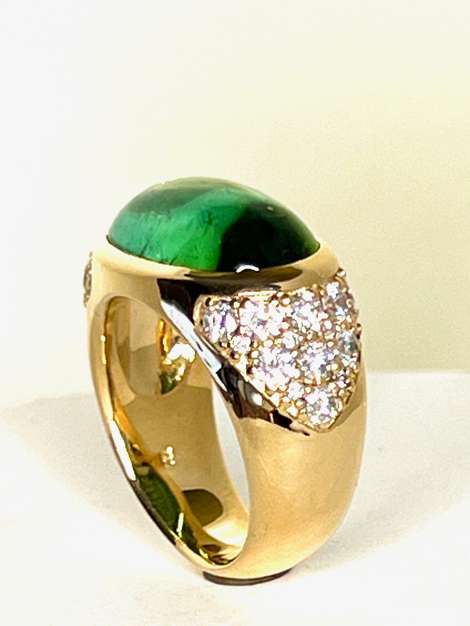 750/Rosegoldring besetzt mit 1 Turmalin Cabouchon (oval, 18x11mm, 9,55cts.) + 30 Diamanten (D/VS, 1,17cts., rund 1,2-2,5mm).

Die Ringgröße beträgt 55 und ist größenverstellbar.
