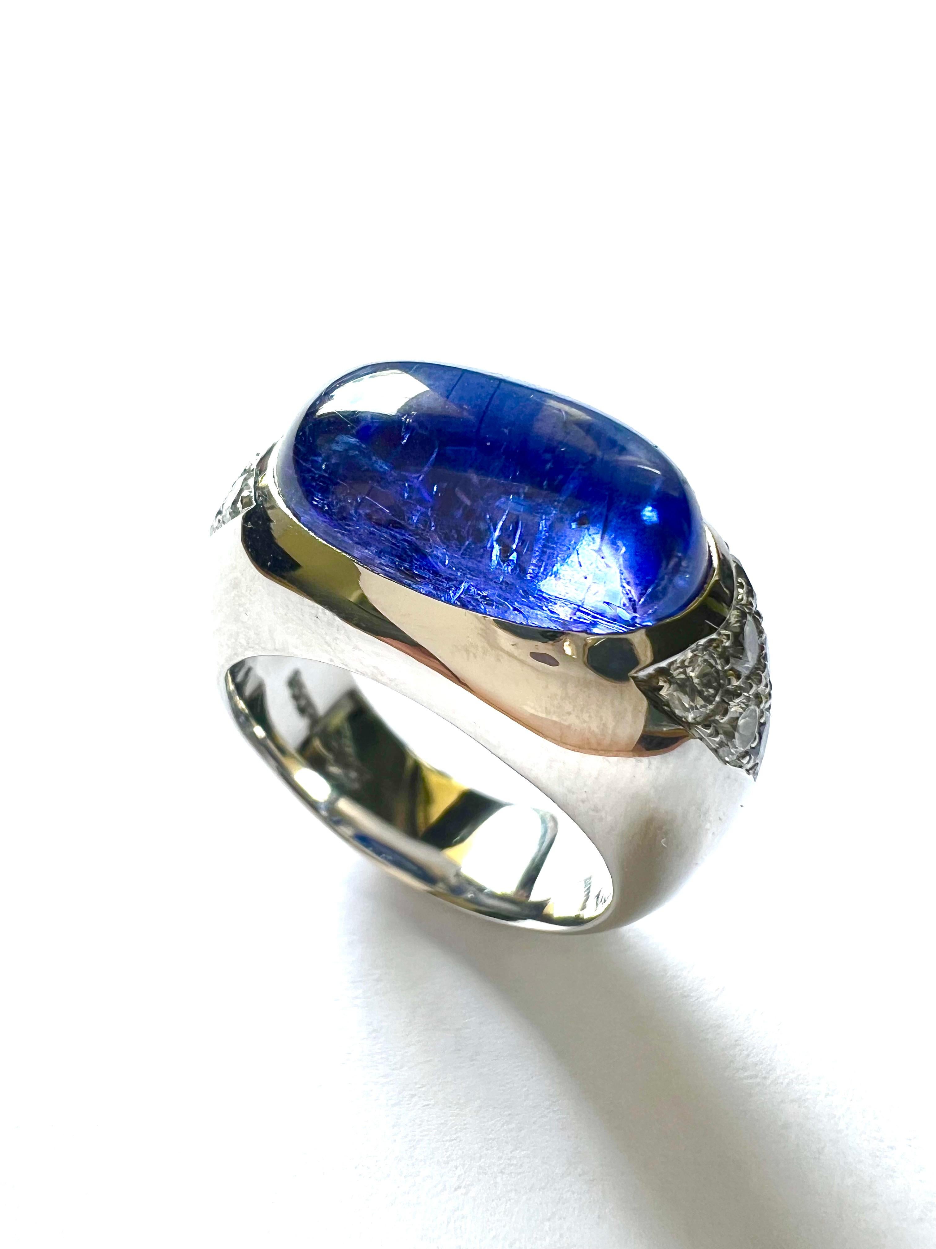 Contemporary 1 Ring in 950/Platin with 1 Tansanite Cab. + 12 Diamonds Pavé For Sale