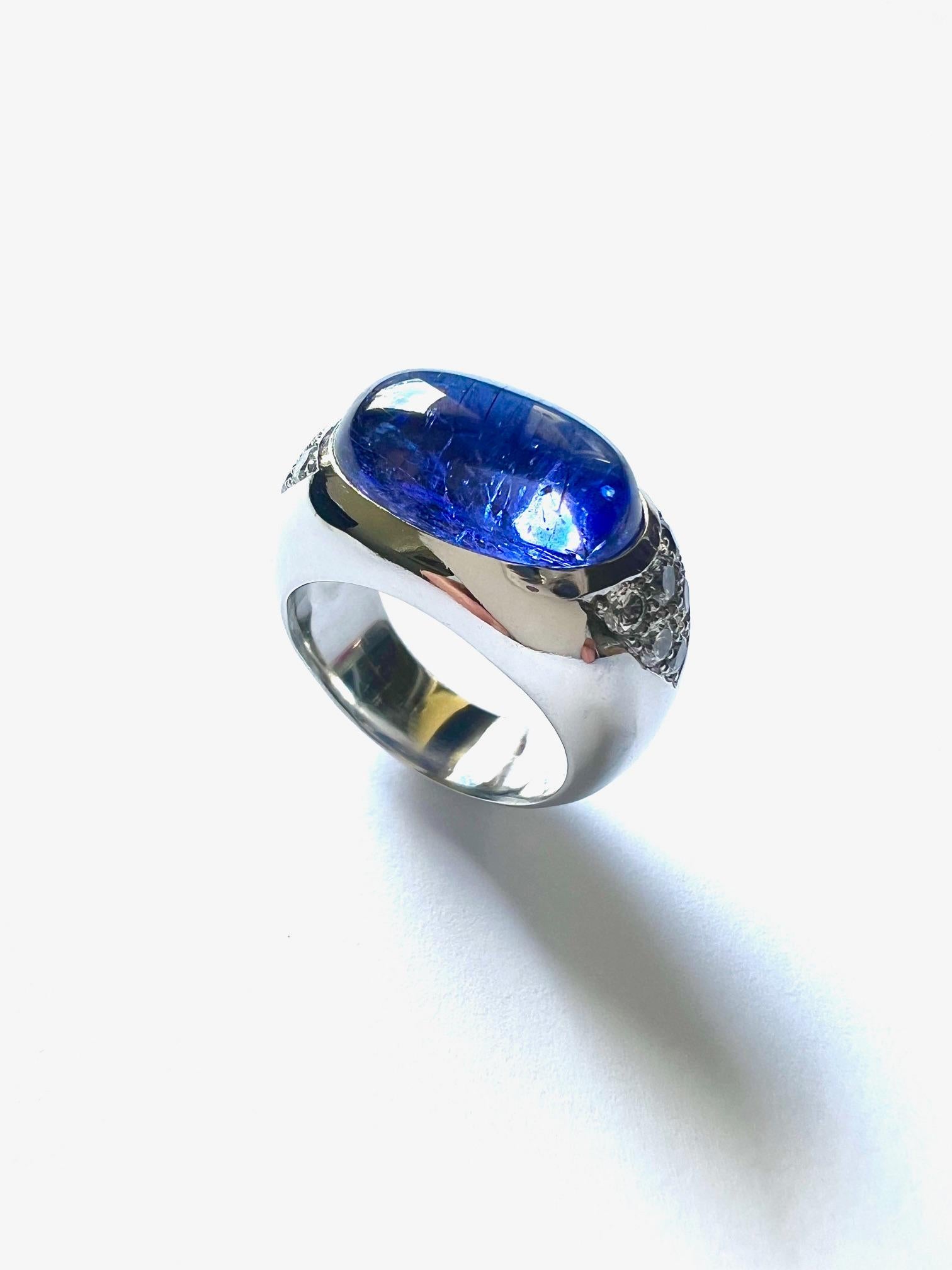Cabochon 1 Ring in 950/Platin with 1 Tansanite Cab. + 12 Diamonds Pavé For Sale