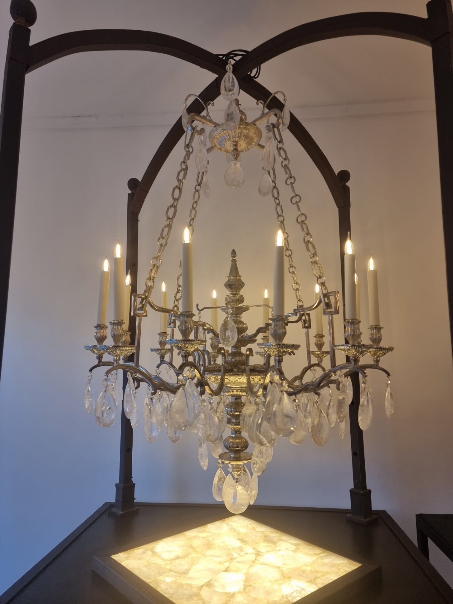 This chandelier is an original variation of the chain models that could be found in the 18th century, such as the Louis XVI period torchiere chandelier in the Château de Versailles.
Rock Crystal Chaine Chandelier of 12 Lights in custom
nickel