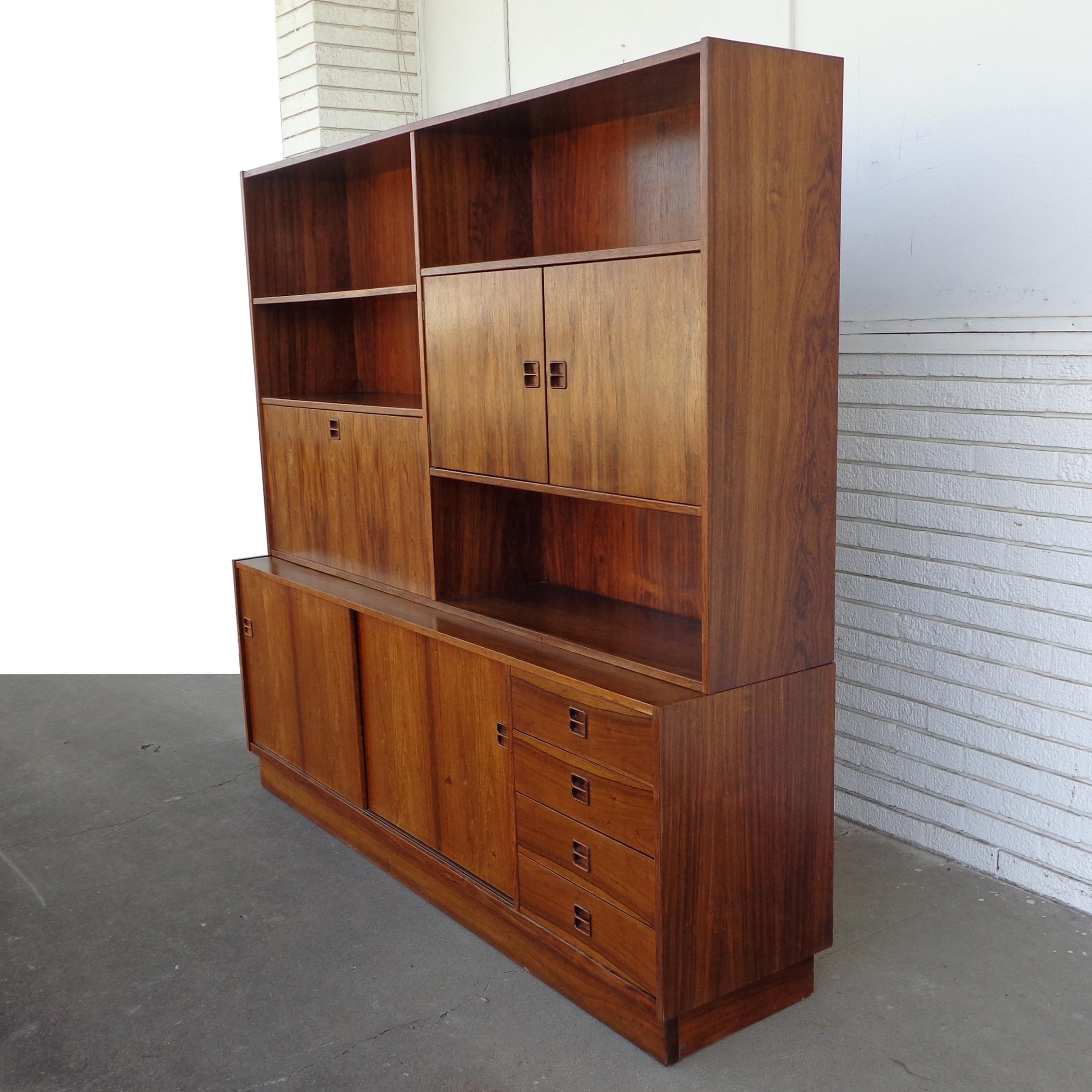 1 Rosenholz Poul Hundevad Wandschrank für Jensen & Herning (Moderne der Mitte des Jahrhunderts) im Angebot