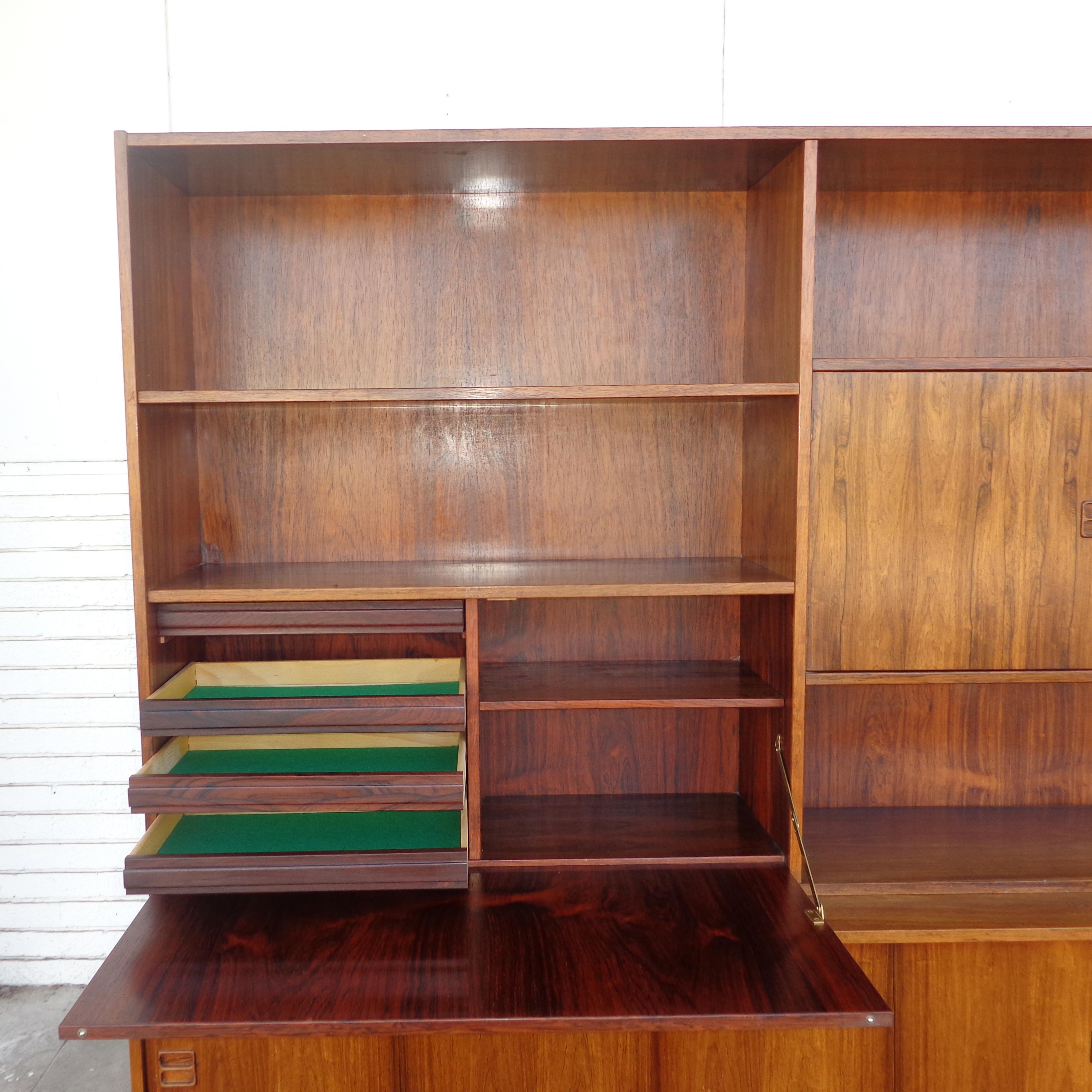 1 Rosewood Poul Hundevad Wall Unit for Jensen & Herning In Good Condition For Sale In Pasadena, TX