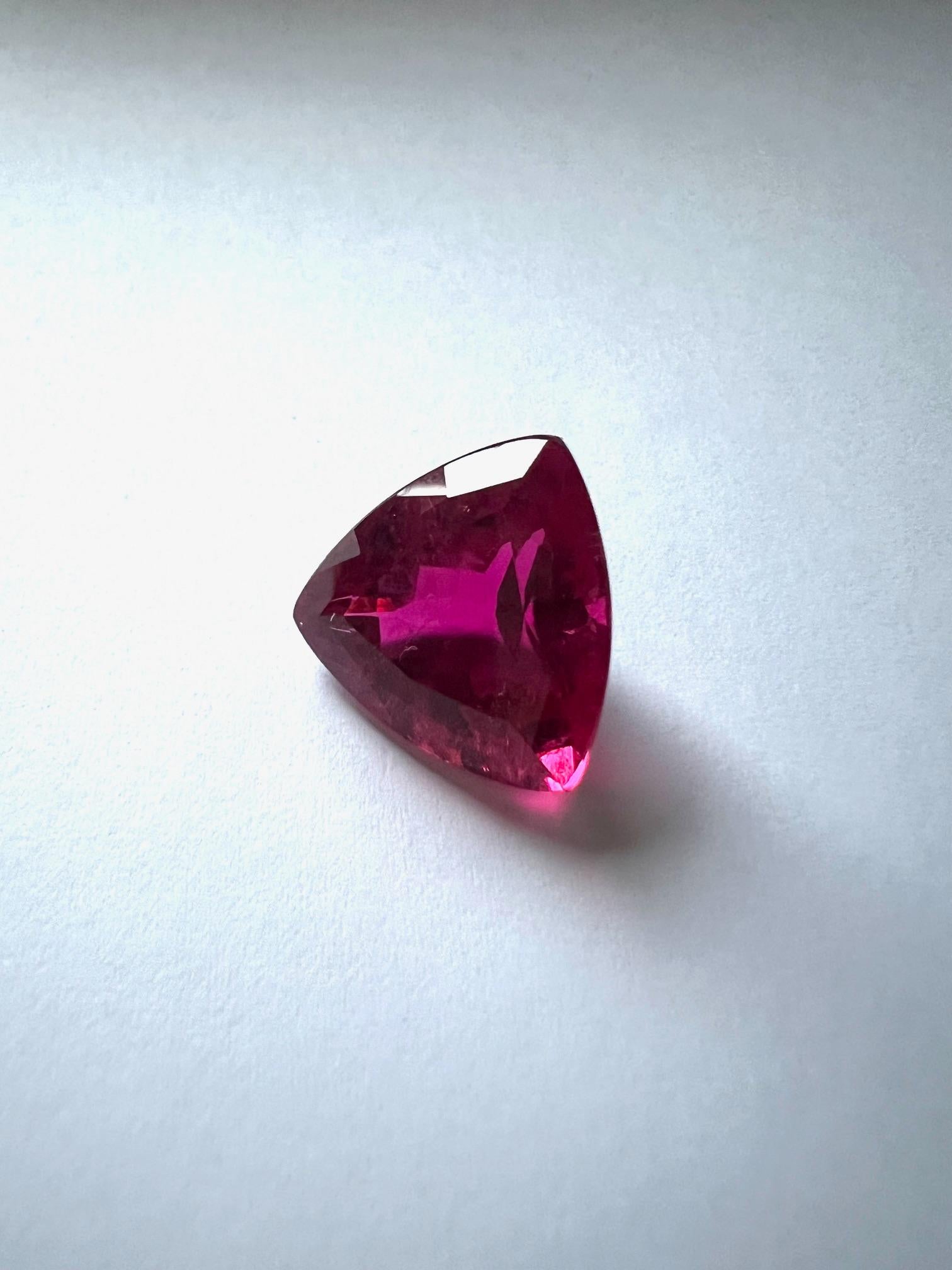 Questa tormalina Rubelite ha 17,90 c.. È sfaccettato a forma di trilione e le dimensioni sono 12,5x13 mm. Il colore può essere descritto come un rosso molto intenso, con piccole inclusioni naturali quasi invisibili.