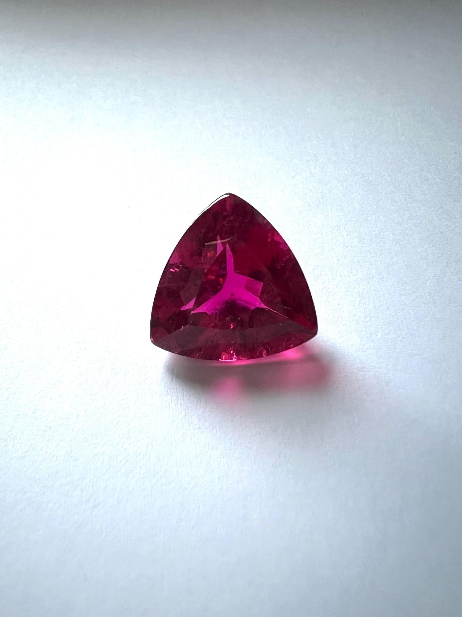 Taglio trillion 1 Rubelite fac. 17,90c. forma a trilione in vendita