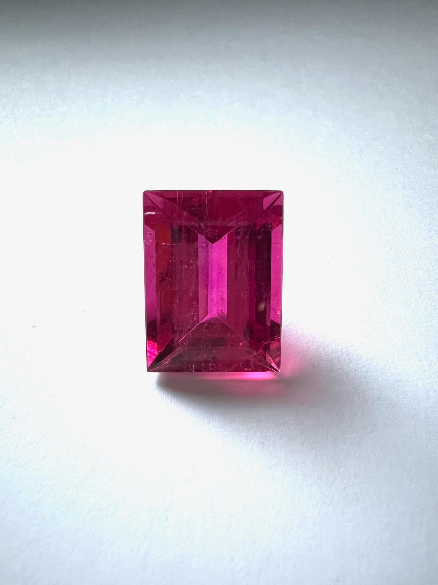 Cette tourmaline Rubelite a 18,07c.. Il est facetté en forme de baguette et sa taille est de 18x13,5mm. La couleur peut être décrite comme un rouge très intense, avec de très petites inclusions naturelles presque invisibles. 
