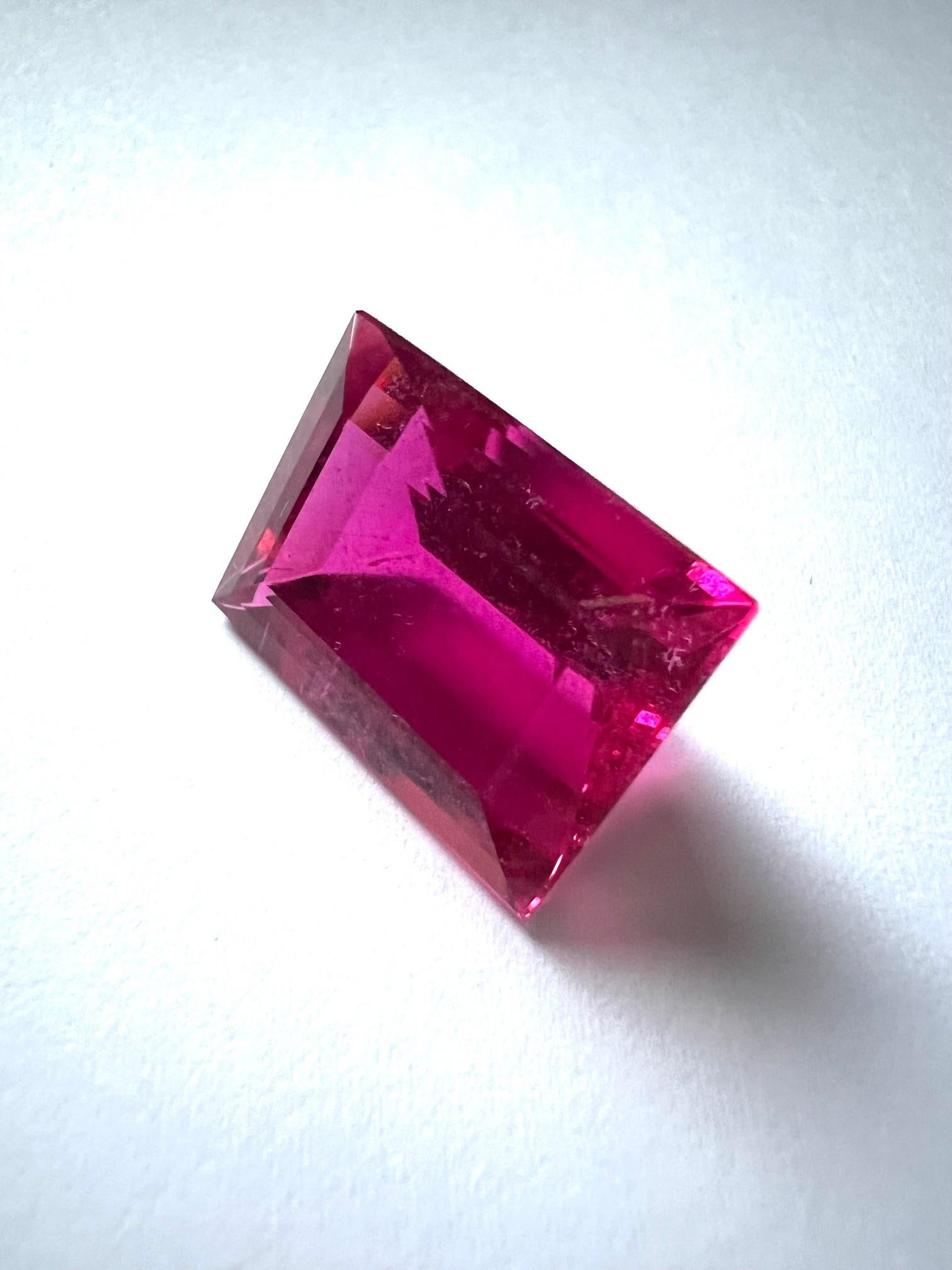 Contemporain 1 Tourmaline rubellite taille baguette 18x13,5 mm, 18,07 c. en vente