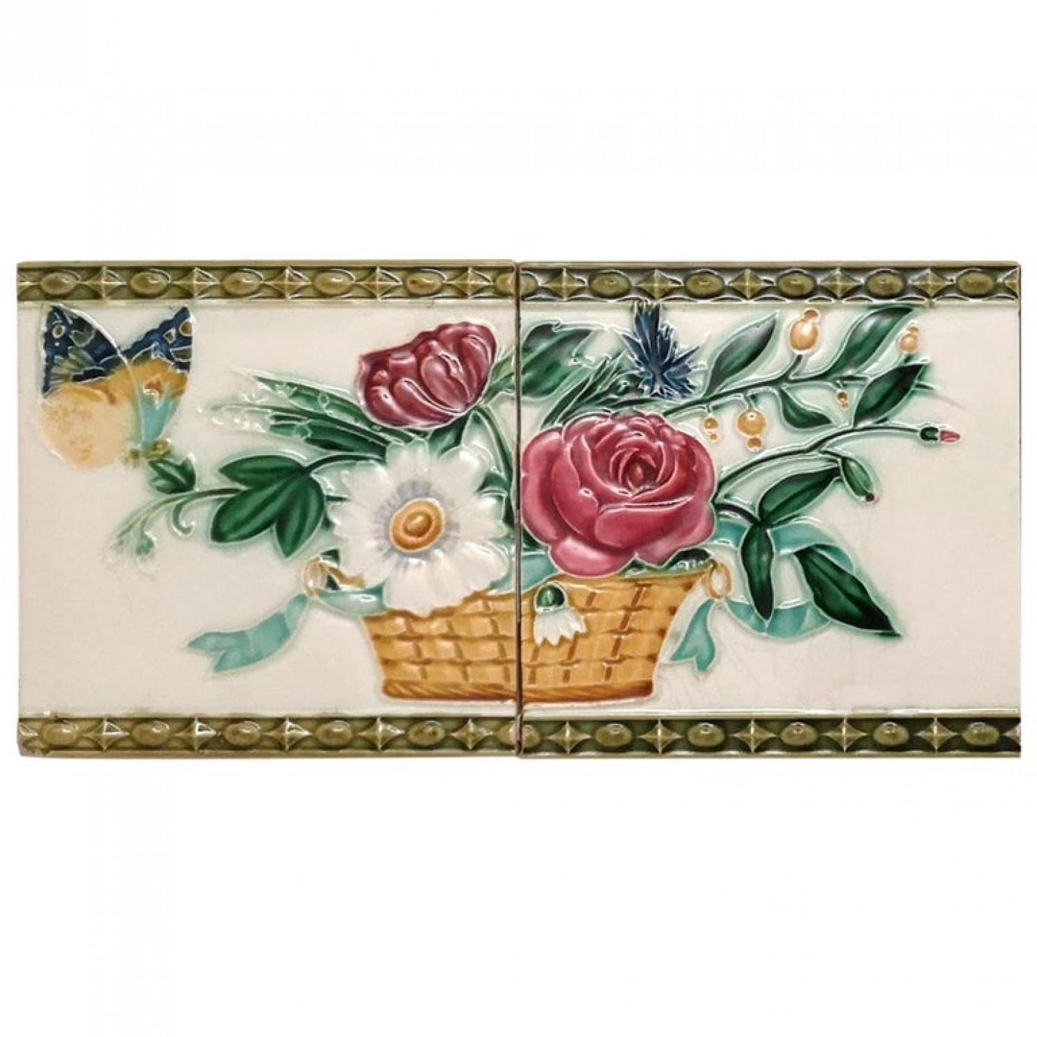 Wunderschöne Wandfliesen mit einem Bild eines Schmetterlings und eines Blumenkorbs, eingefasst mit einem schönen Rand. Hergestellt um 1900, Morialme, Belgien.
Zwei Kacheln bilden zusammen ein Bild. Es gibt 17 Sets mit zwei Bildern + 1 Extra,