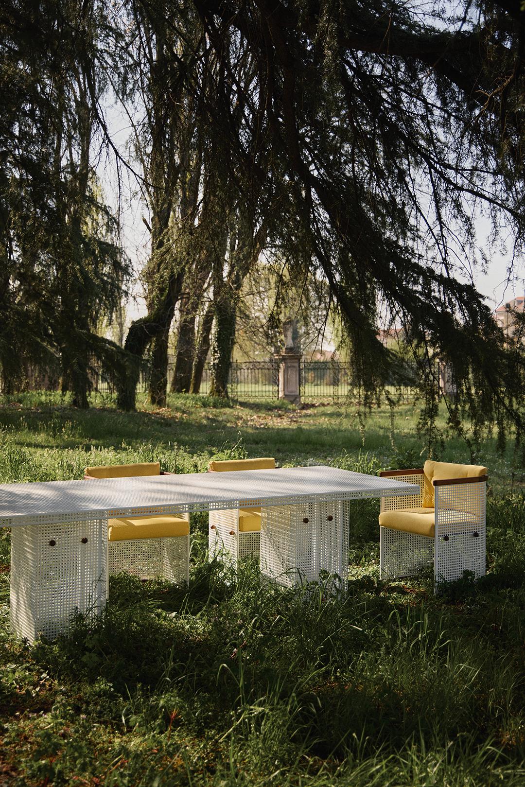 Poudré 1 SET Conservatory Lrg O/Table & 6 O/Chairs (Buttercup) Stainless Steel PC White en vente