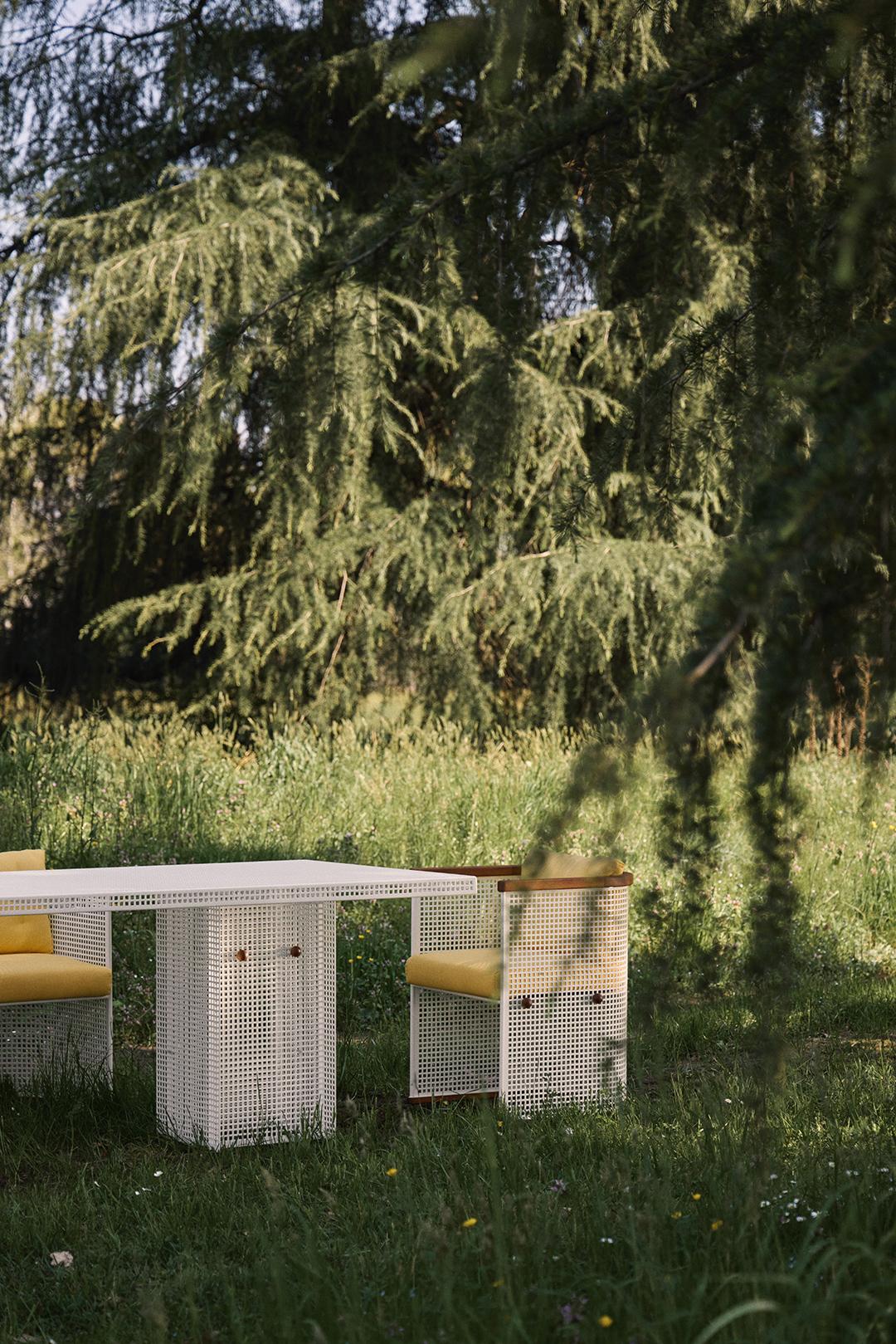 XXIe siècle et contemporain 1 SET Conservatory Lrg O/Table & 6 O/Chairs (Buttercup) Stainless Steel PC White en vente