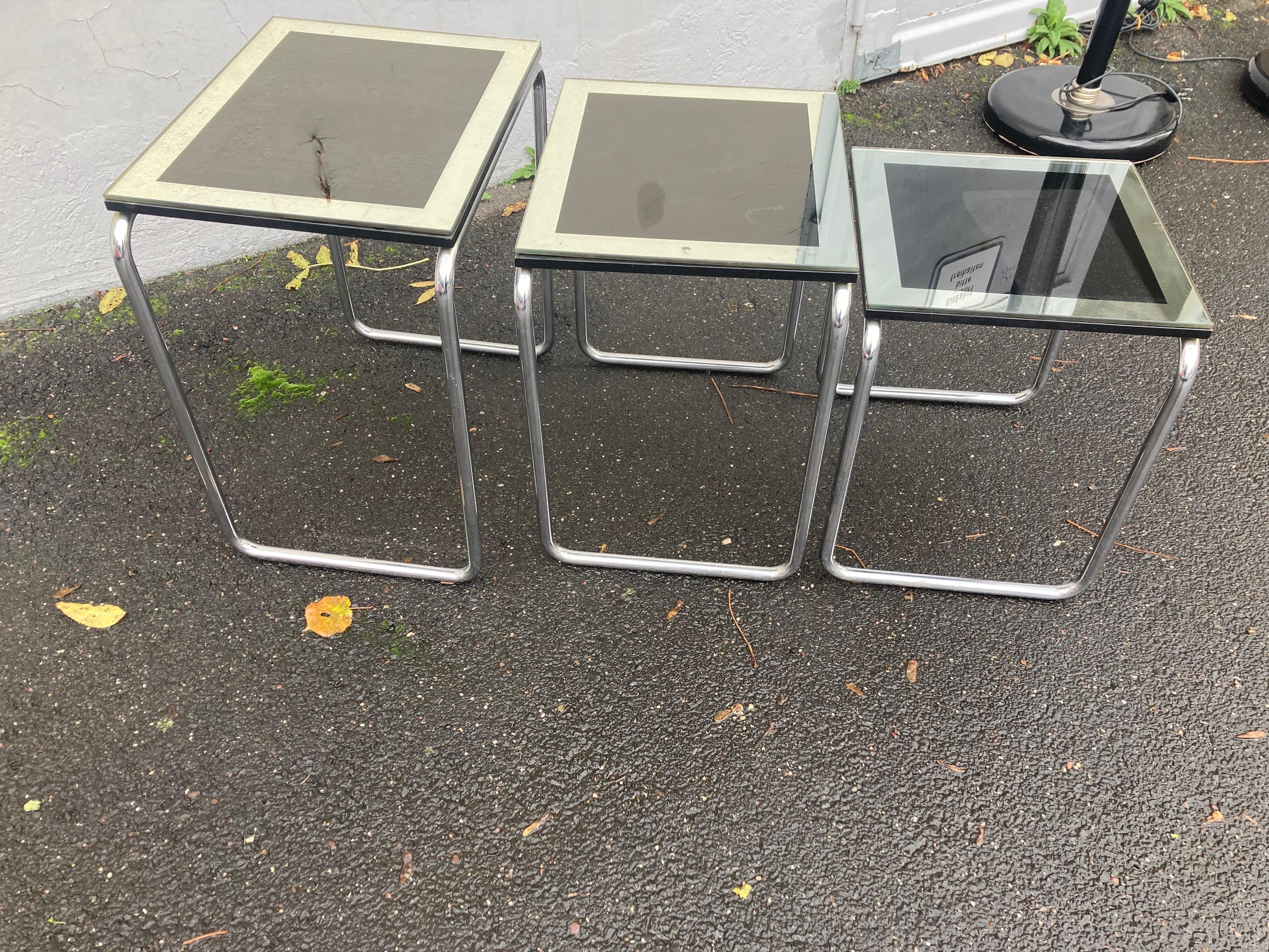 1 set of three Art Déco Nesting tables. England 1920s. Chromed with Glass. In Good Condition For Sale In Köln, NW
