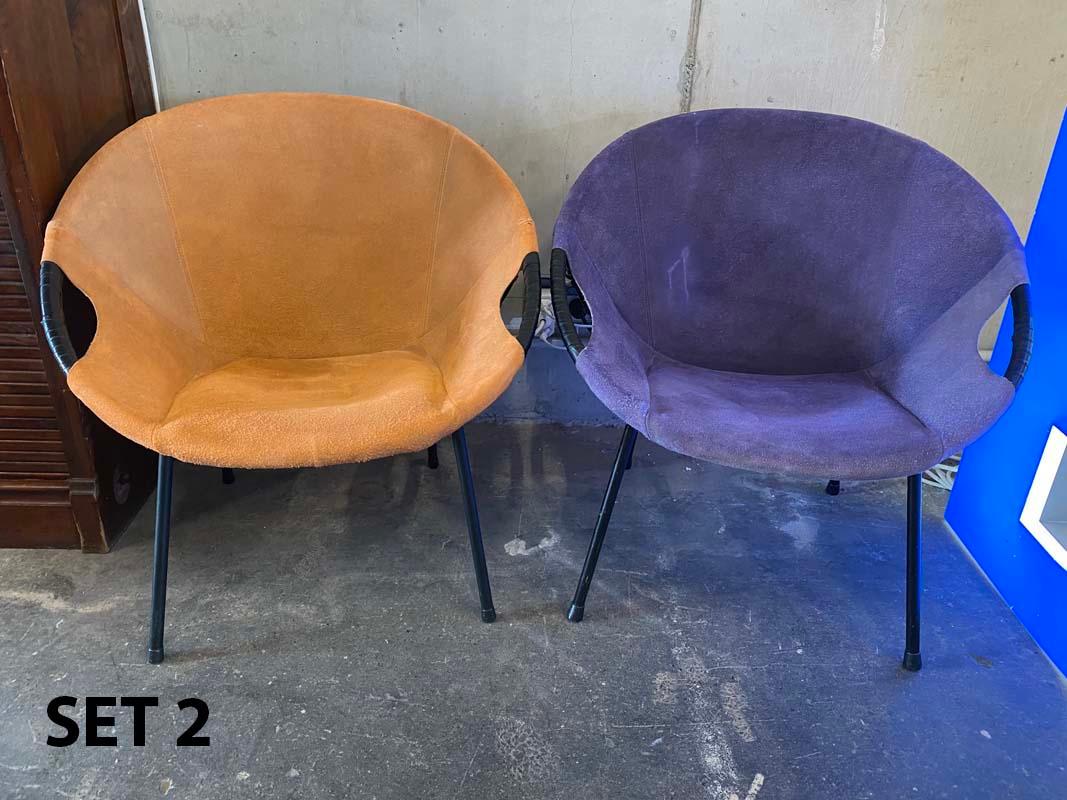 2 wonderful balloon chairs from the company Lusch & Co. The well-known 60s armchairs consist of a black tubular steel frame, foam padding and suede cover. One of the covers is purple, the other in orange. The armchairs are eye-catchers not only