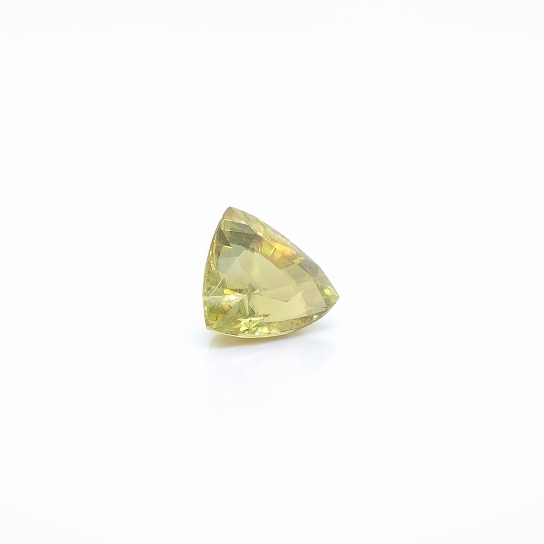 Ce magnifique sphène de 4,51 carats provenant d'Afrique rayonne d'un éclat éthéré, connu pour ses teintes jaune verdâtre vibrantes et sa dispersion exceptionnelle de la lumière. 

Le sphène, mieux connu des minéralogistes sous le nom de titanite,
