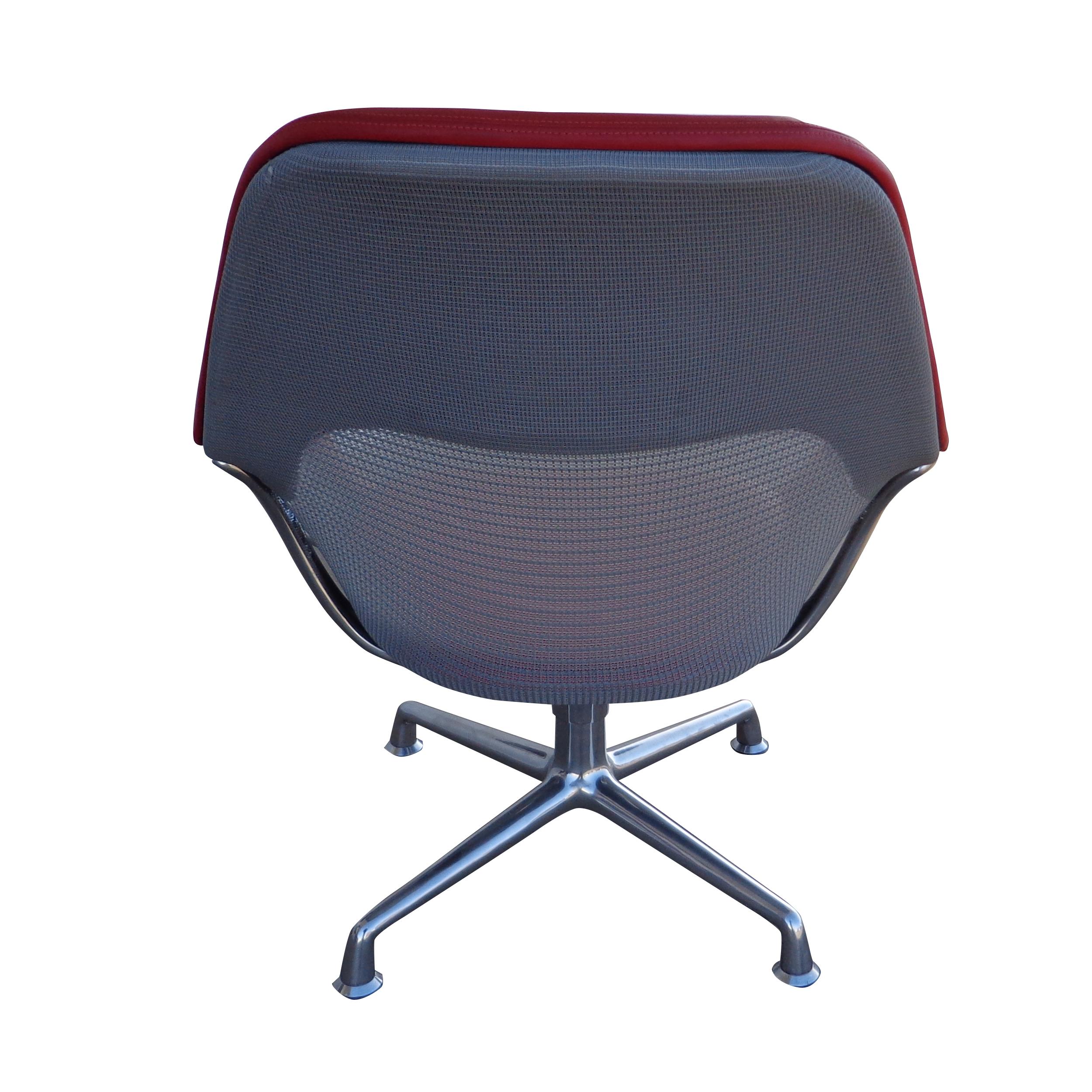 Modern 1 Steelcase Coalesse 2i Collaborative Ergonomic  Swivel Lounge Chair   For Sale