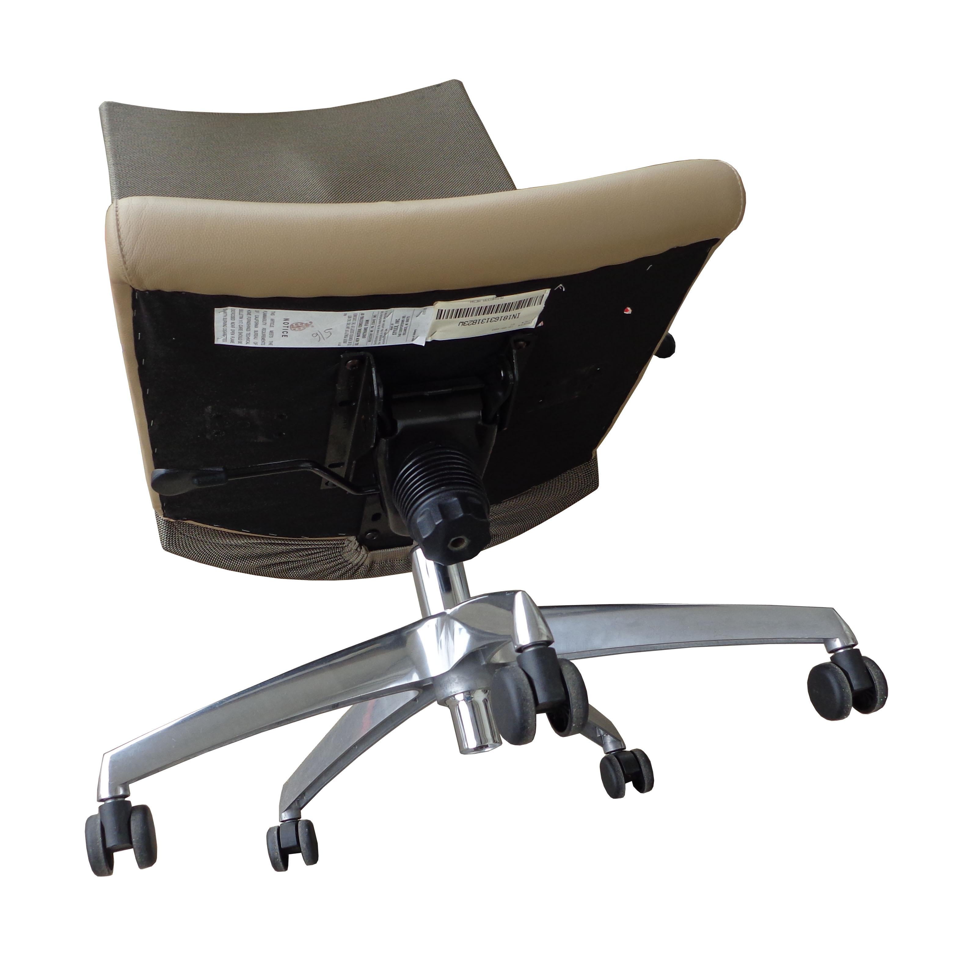 1 Stylex Sava Conference Chair 6 Available In Good Condition For Sale In Pasadena, TX