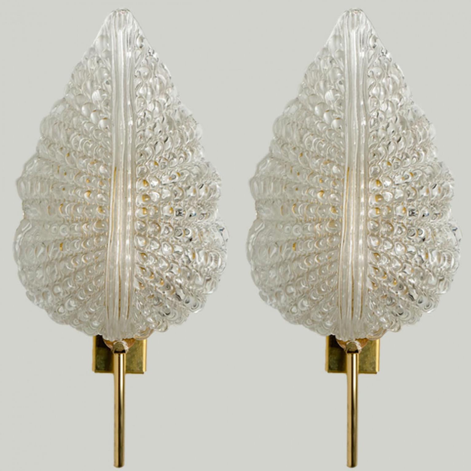 1 des 3 paires d'élégantes et exquises appliques murales en verre de Murano soufflé à la main dans le style de Barovier&Toso avec des inclusions d'or spéciales. Chaque luminaire est composé d'une feuille de verre soufflé de Murano. Monté sur un
