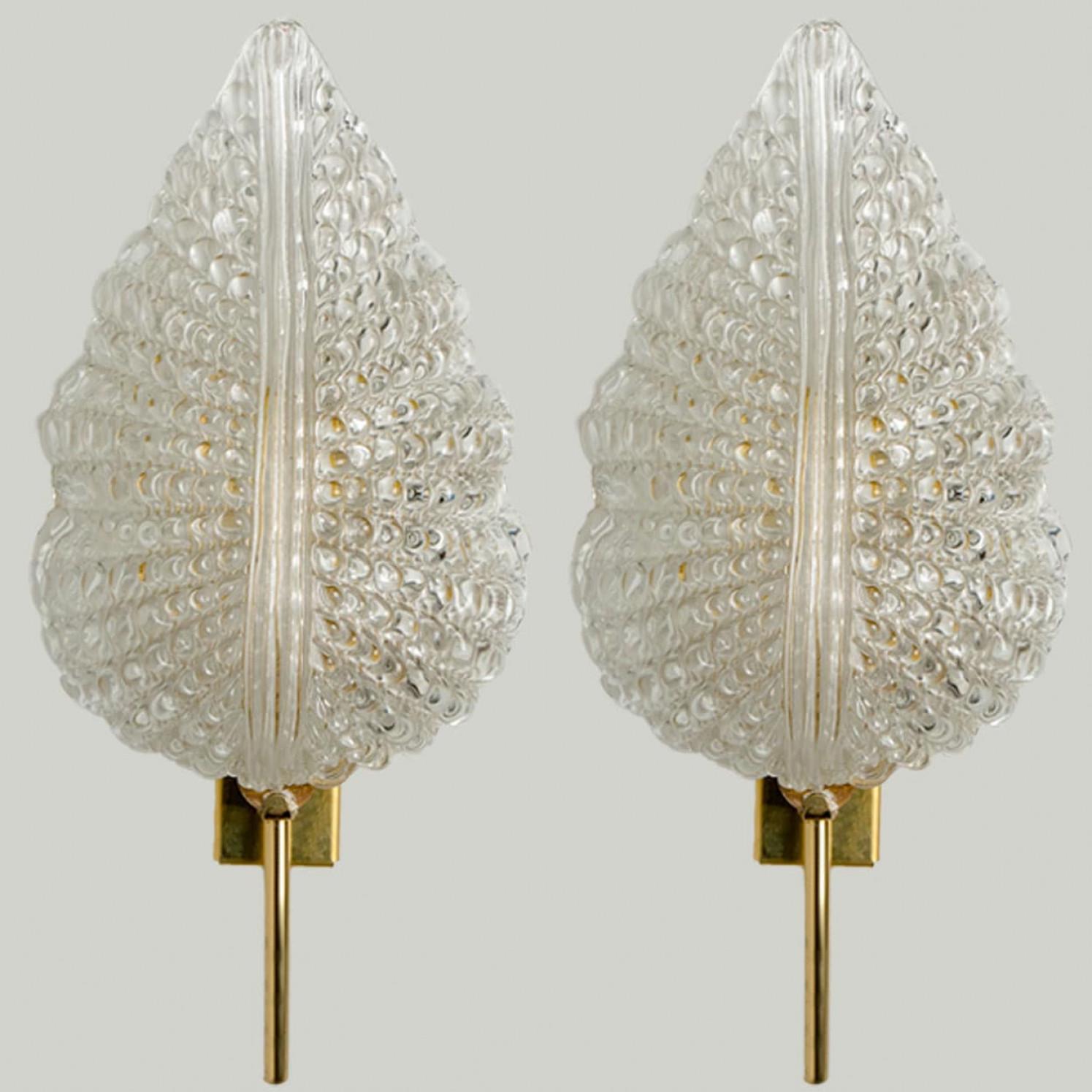 1 de los 3 pares de elegantes y exquisitos apliques de cristal de Murano soplado a mano al estilo de Barovier & Toso con inclusiones especiales de oro. Cada luminaria consta de una hoja de cristal de Murano soplado. Montado en un marco de latón. Las