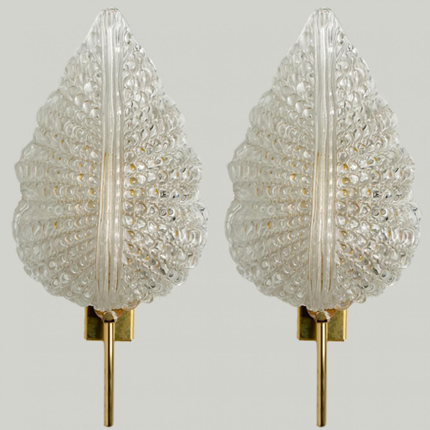 1 der 3 Paare eleganter und exquisiter mundgeblasener Murano-Glasleuchten im Stil von Barovier&Toso mit speziellen Goldeinschlüssen. Jede Leuchte besteht aus einem mundgeblasenen Murano-Glasblatt. Montiert auf einem Messingrahmen. Die Blätter