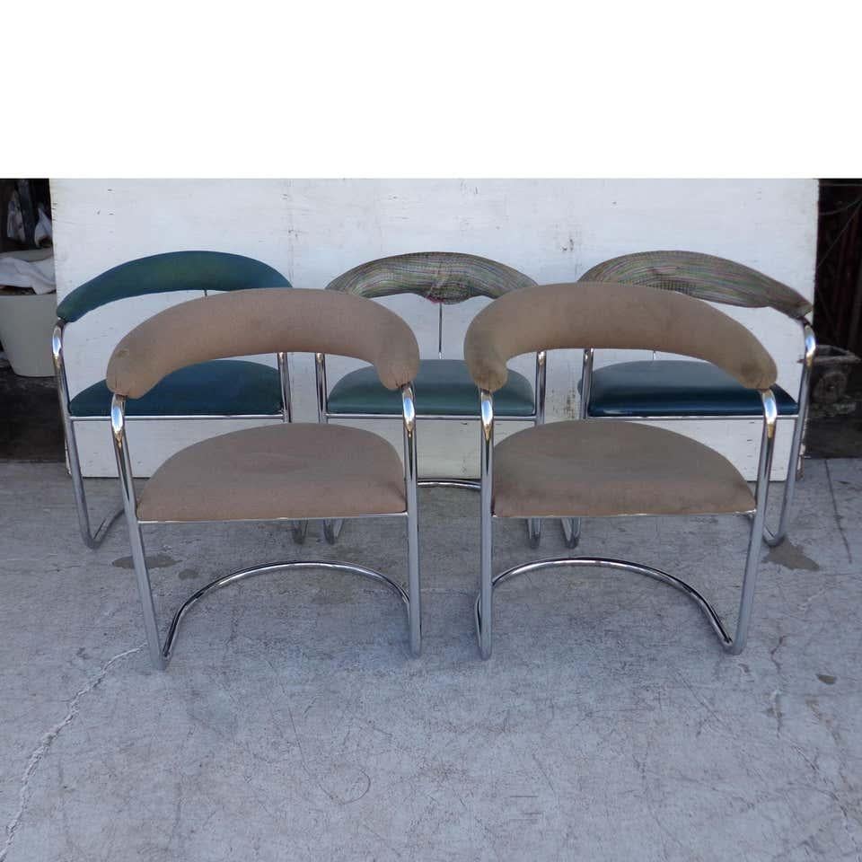 (1 ) Fauteuil Thonet Lorenz.

Le fauteuil Lorenz a été conçu par Anton Lorenz en 1929 et fabriqué par Thonet.

En 1929, Anton Lorenz a fondé la société Desta (Deutsche Stahlmöbel) à Berlin, faisant d'Anton Lorenz le premier à fabriquer des