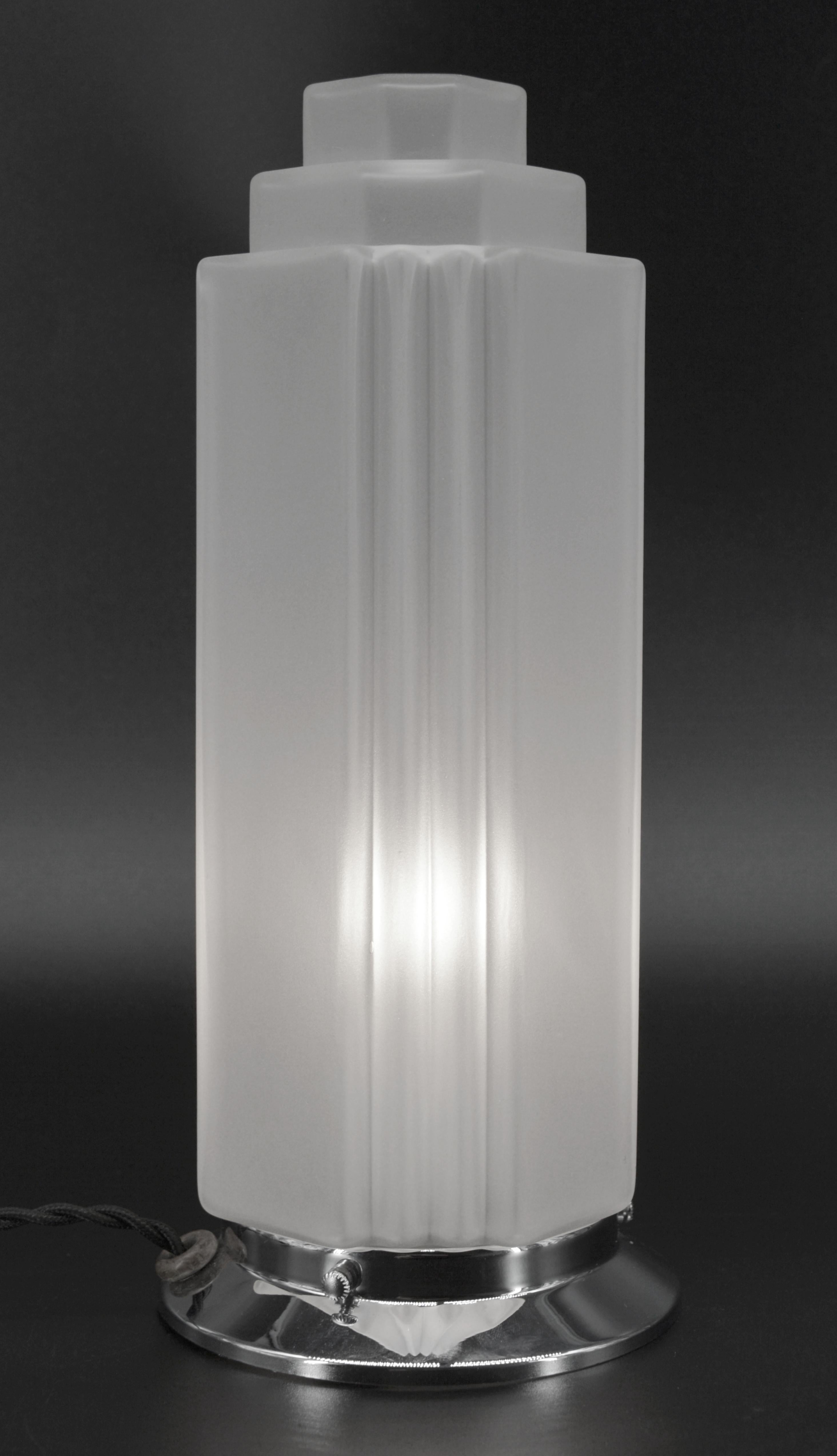 1 bis 3 Art-Déco-Wolkenkratzer-Tischlampen, 1920 (Art déco) im Angebot
