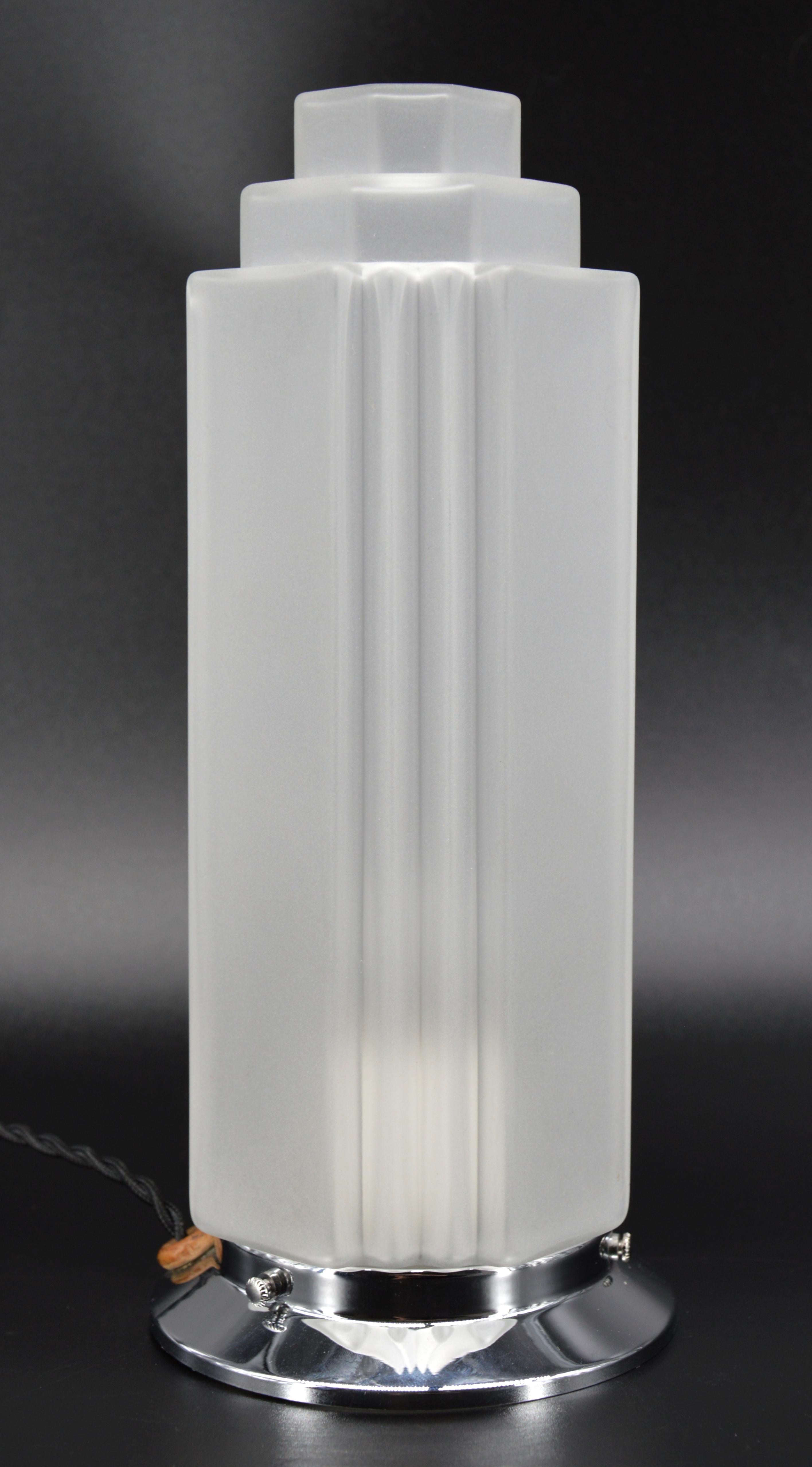 1 bis 3 Art-Déco-Wolkenkratzer-Tischlampen, 1920 (Französisch) im Angebot