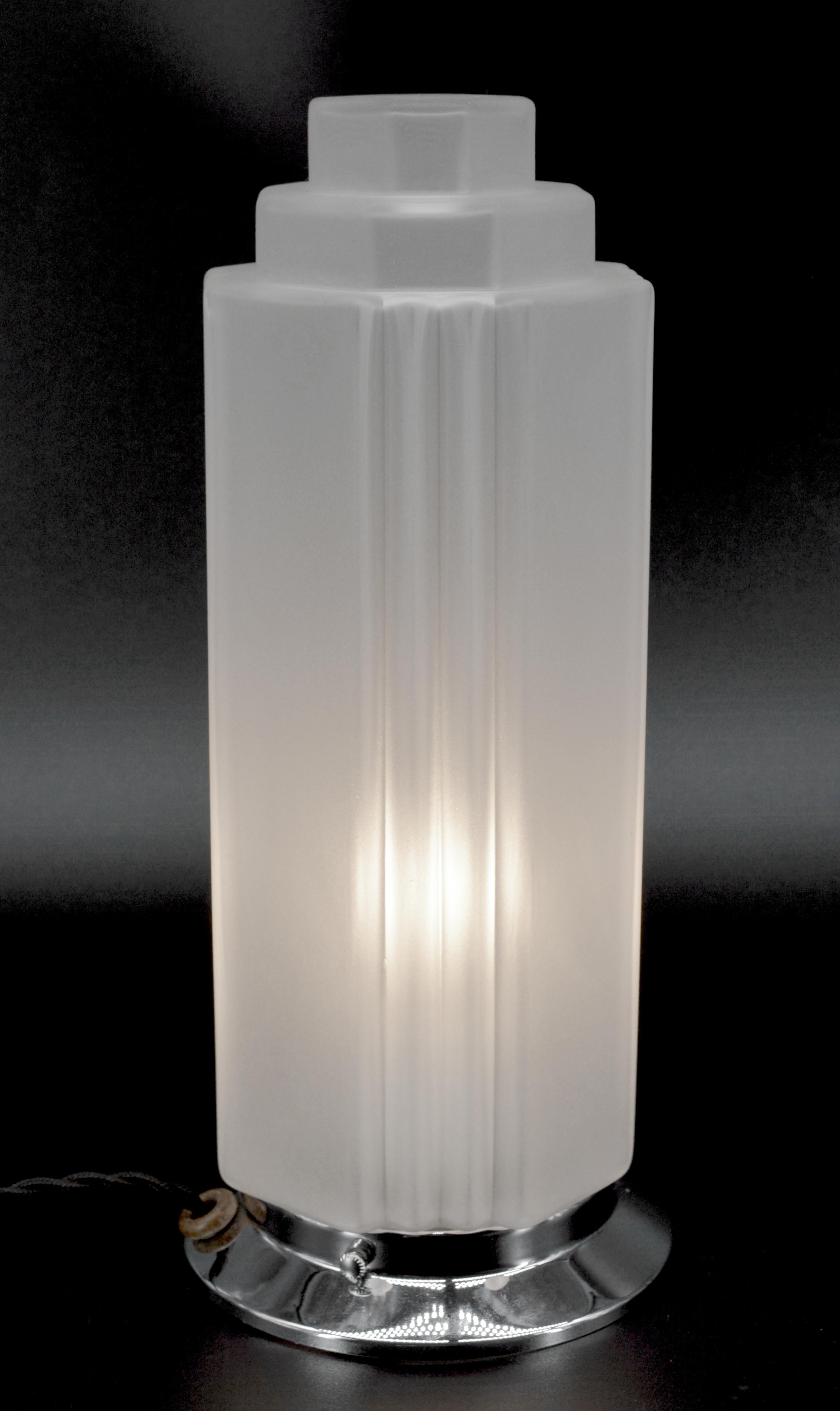1 bis 3 Art-Déco-Wolkenkratzer-Tischlampen, 1920 (Mattiert) im Angebot