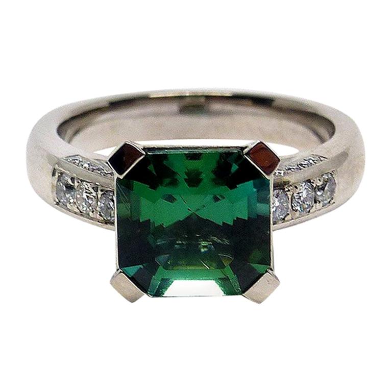 Ring in White Gold with 1 Green Tourmaline and Diamonds.