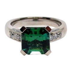 Bague en or blanc avec 1 tourmaline verte et diamants.