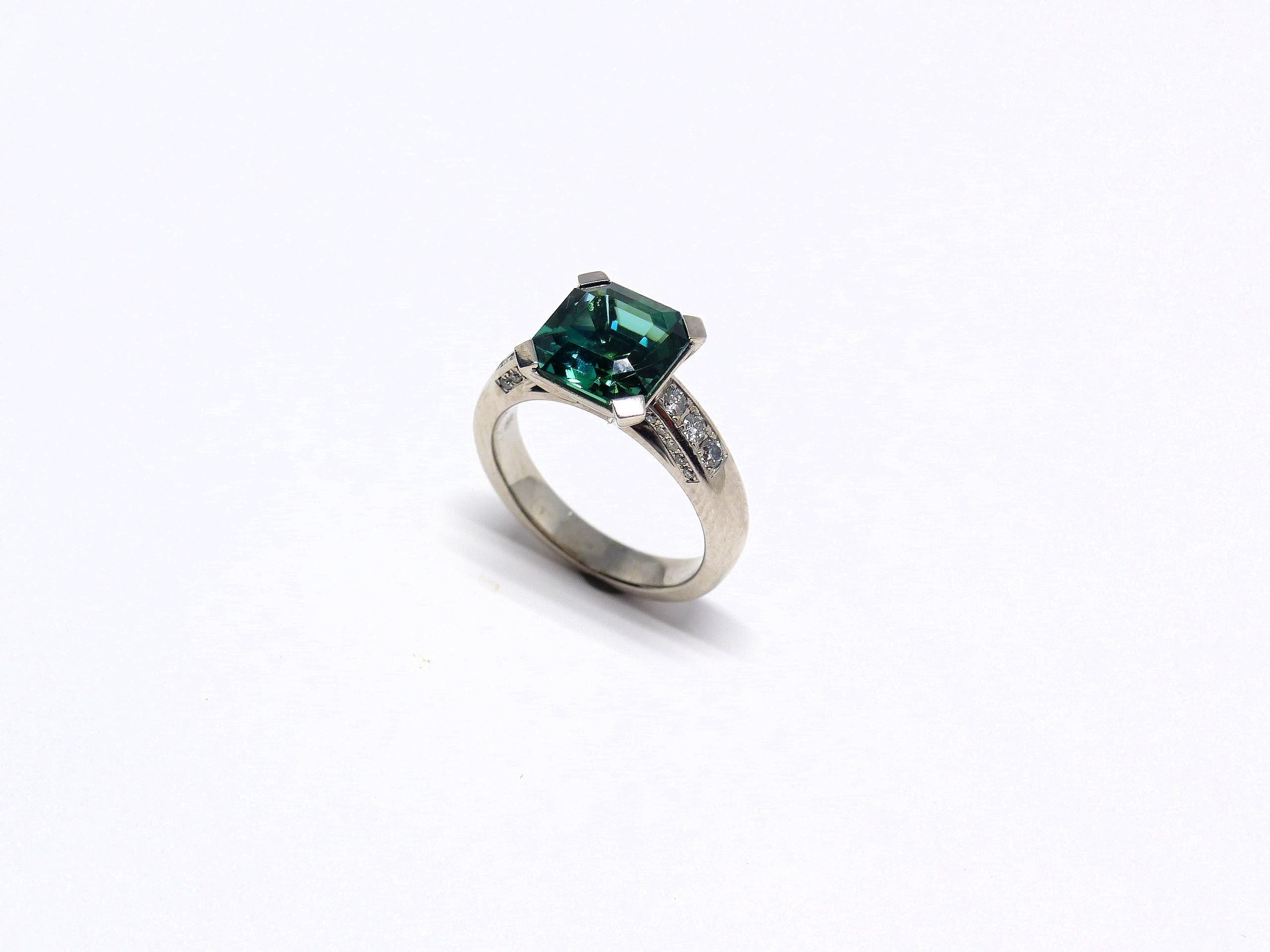 Ring aus Weißgold mit 1 grünem Turmalin und Diamanten. (Zeitgenössisch) im Angebot