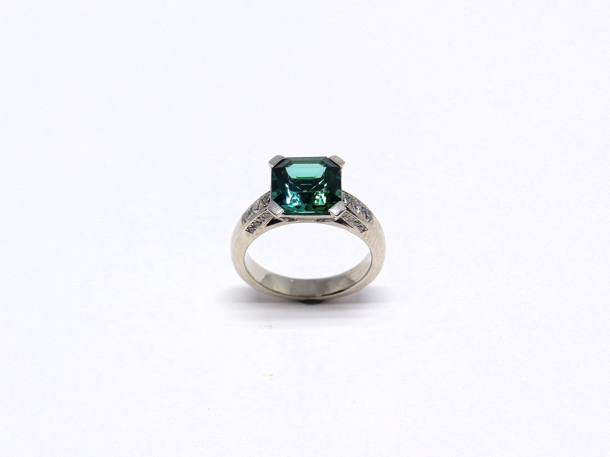 Ring aus Weißgold mit 1 grünem Turmalin und Diamanten. (Asscher-Schliff) im Angebot