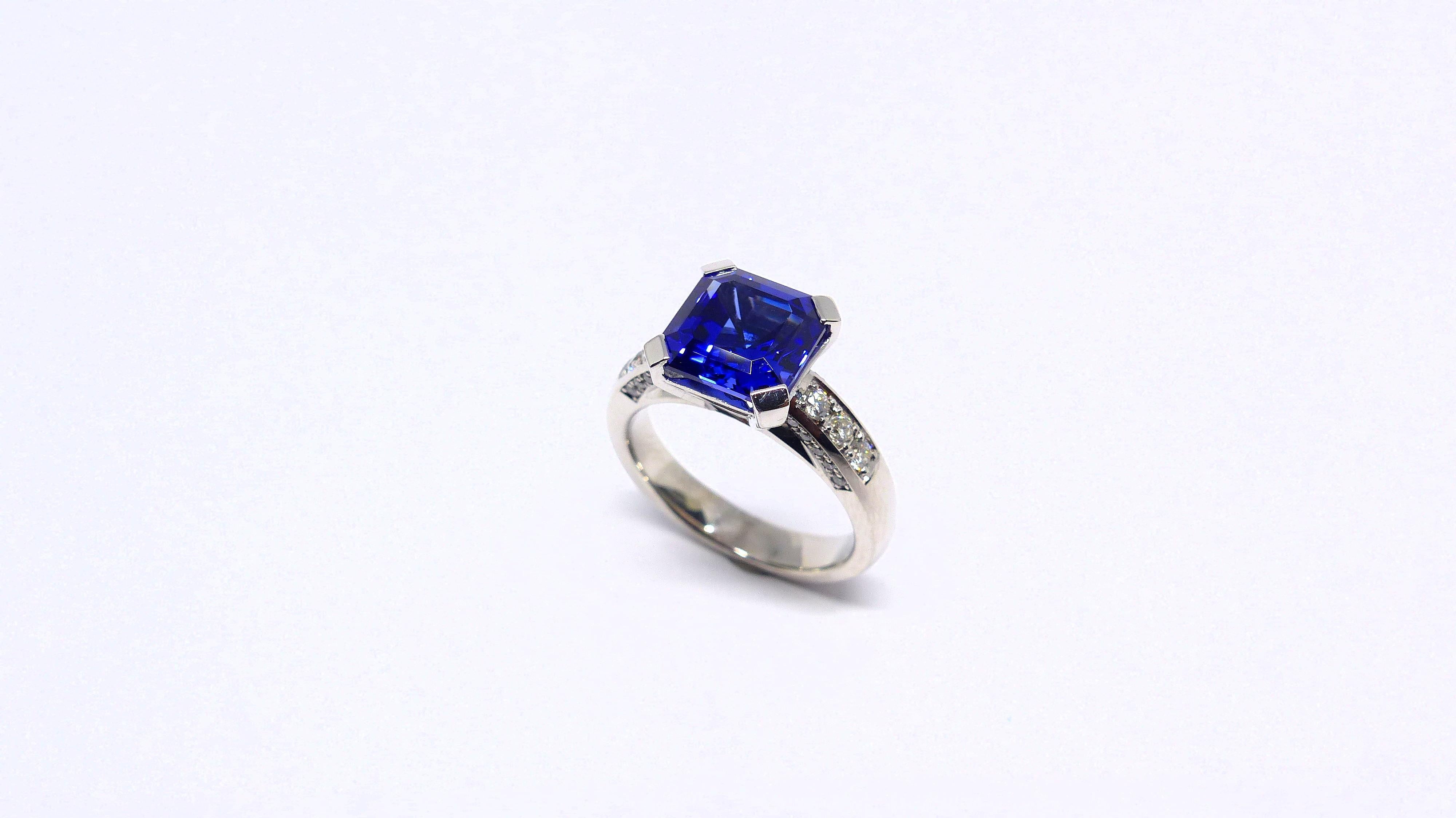 This 18k white gold (7.30g) ring is set with 1x fine Tanzanite (facetted, asscher-cut, 8.5mm, 3.20ct) + 26x Diamonds (brilliant-cut, G/VS, 0.32ct). 

Ringsize: 53,5 (6 1/4)
