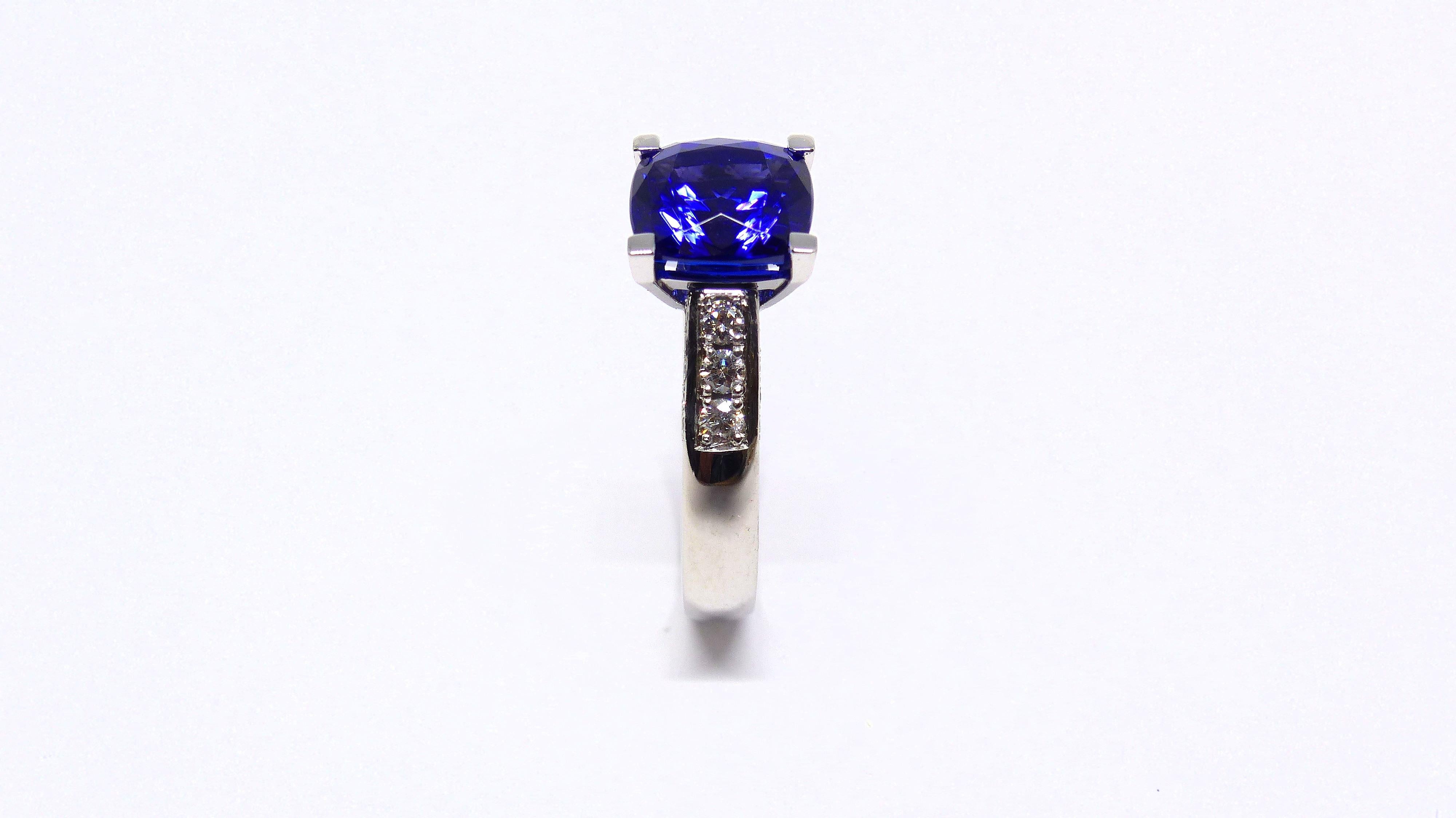 Thomas Leyser is renowned for his contemporary jewellery designs utilizing fine gemstones. 

This 18k white gold (6.62g) ring is set with 1x fine Tanzanite (facetted, cushion, 8.5mm, 2.97ct) + 26x Diamonds (brilliant-cut, 1 -2 mm, G/VS, 0.32cts).