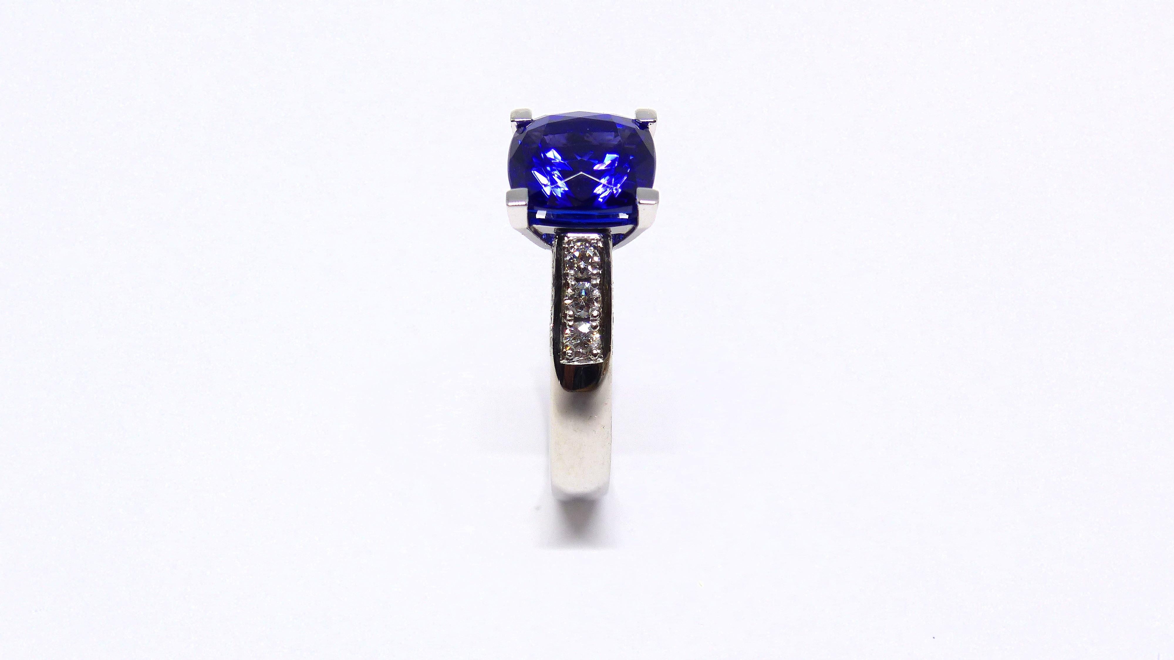 Thomas Leyser est réputé pour ses créations de bijoux contemporains utilisant des pierres précieuses fines. 

Cette bague en or blanc 18 carats (6,62 g) est sertie d'une tanzanite fine (facettée, coussin, 8,5 mm, 2,97 ct) et de 26 diamants (taille