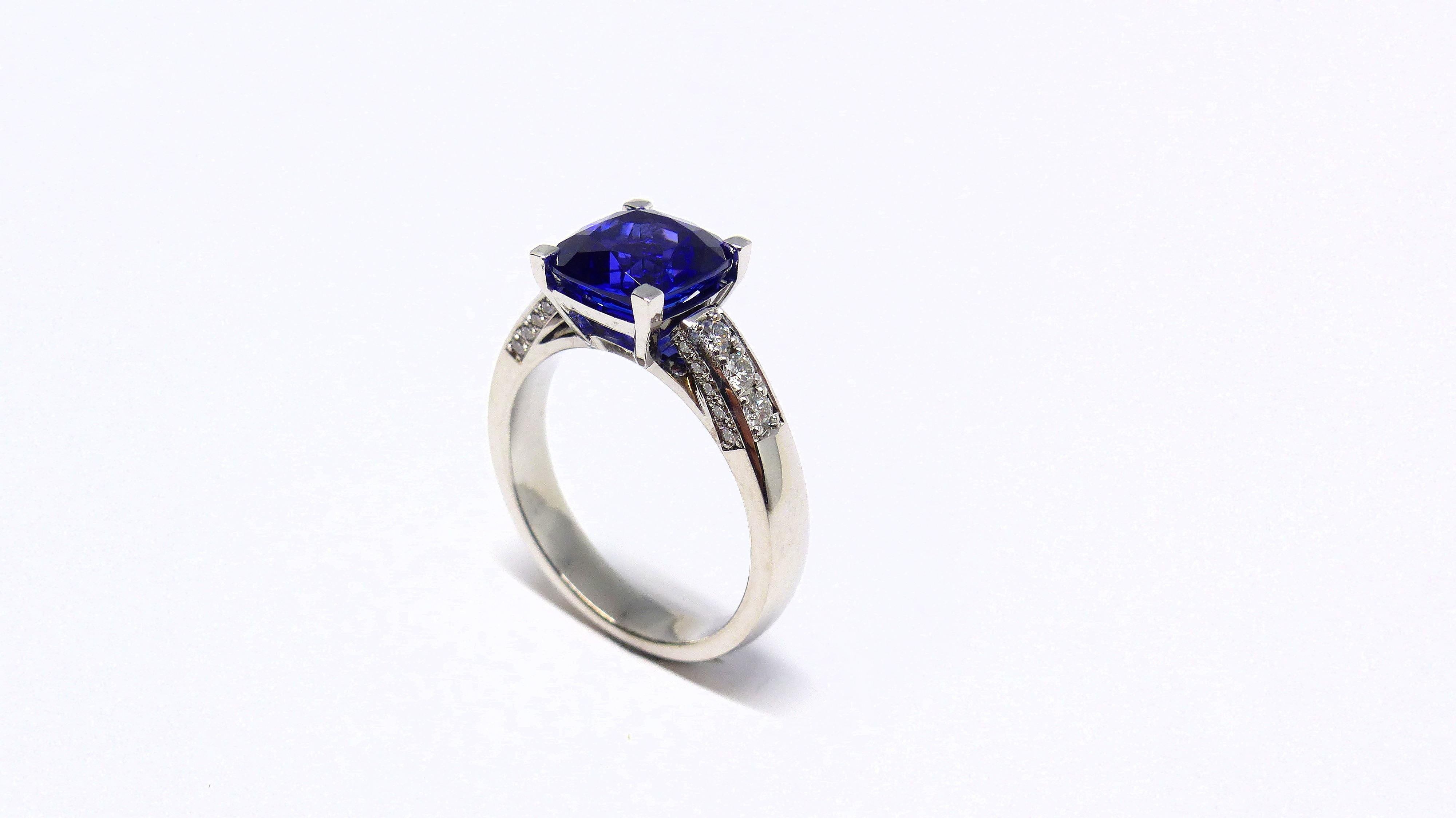 Bague en or blanc avec 1 tanzanite en forme de coussin et diamants. Neuf - En vente à Idar-Oberstein, DE