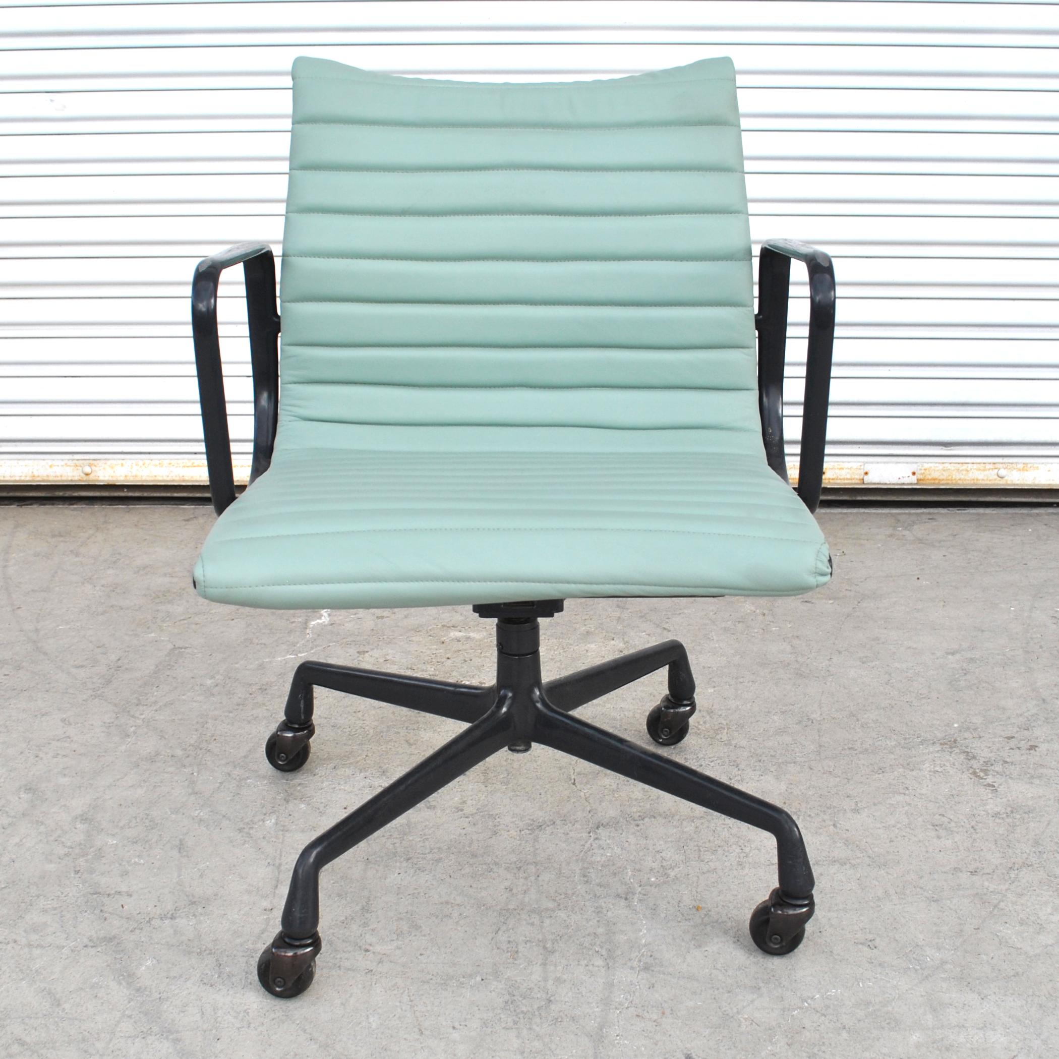 Mid-Century Modern 1 fauteuil de bureau de groupe Eames vintage restauré en aluminium en vente
