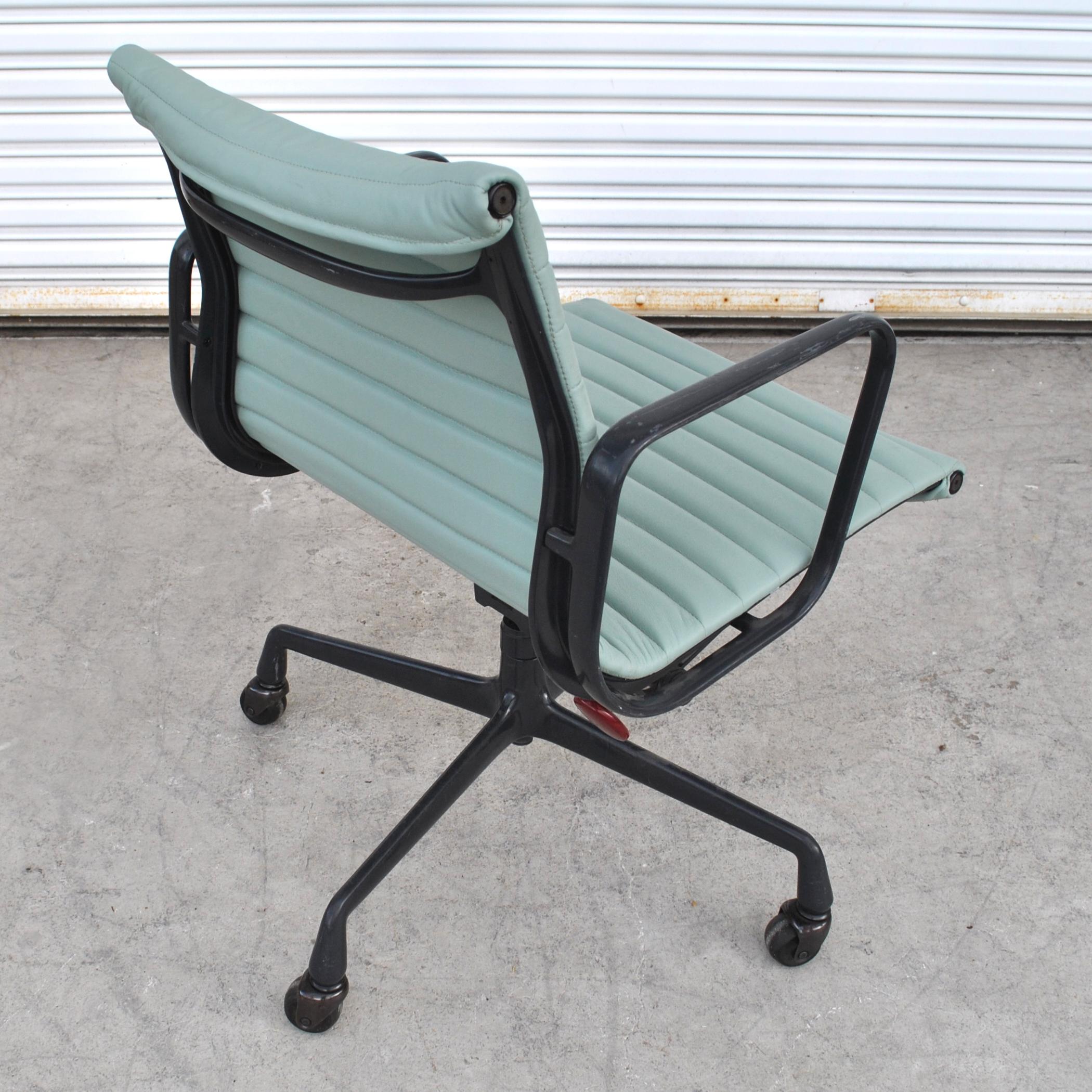 1 fauteuil de bureau de groupe Eames vintage restauré en aluminium Bon état - En vente à Pasadena, TX