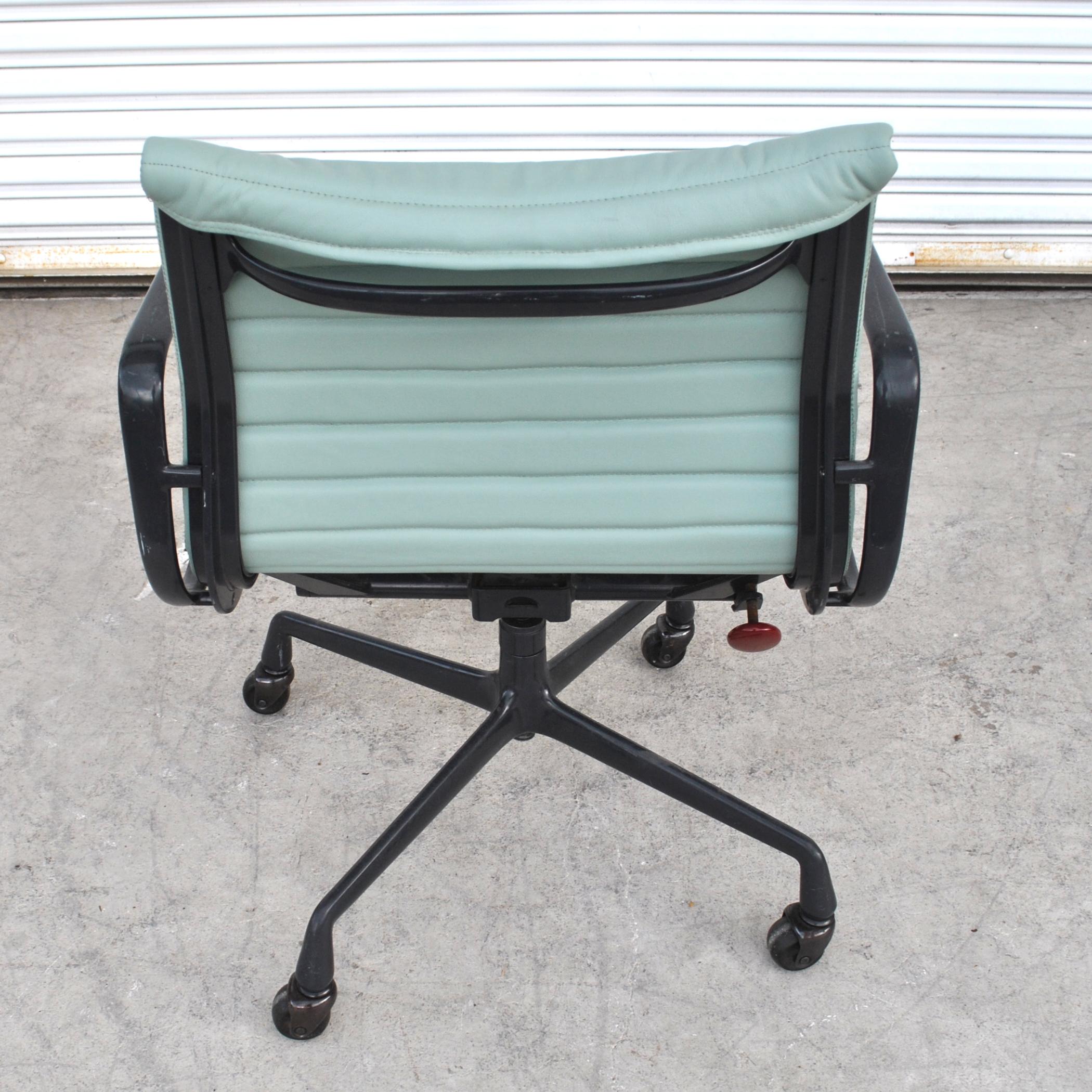 Mid-Century Modern 1 Restored Vintage Eames Aluminum Group Desk Chair For Sale