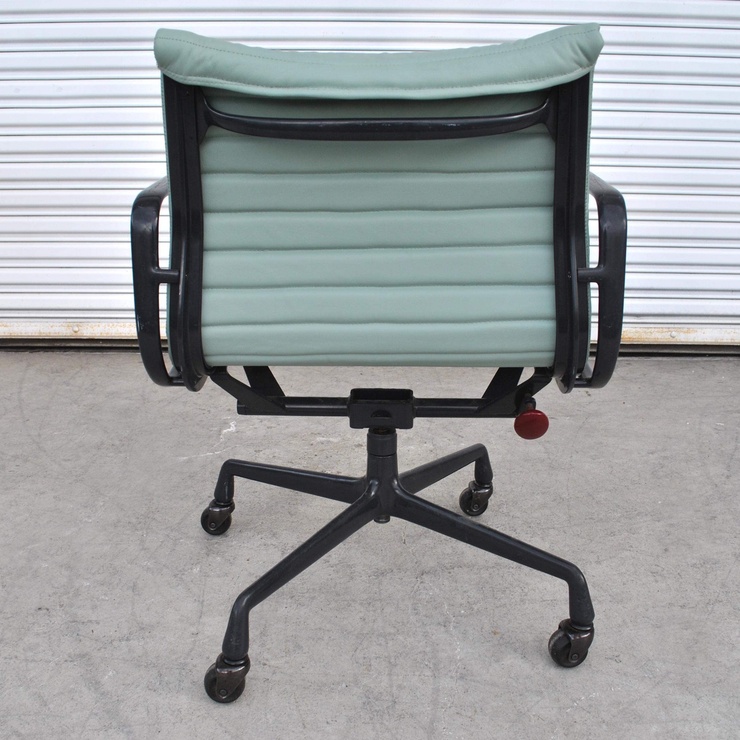 Aluminium 1 fauteuil de bureau de groupe Eames vintage restauré en aluminium en vente