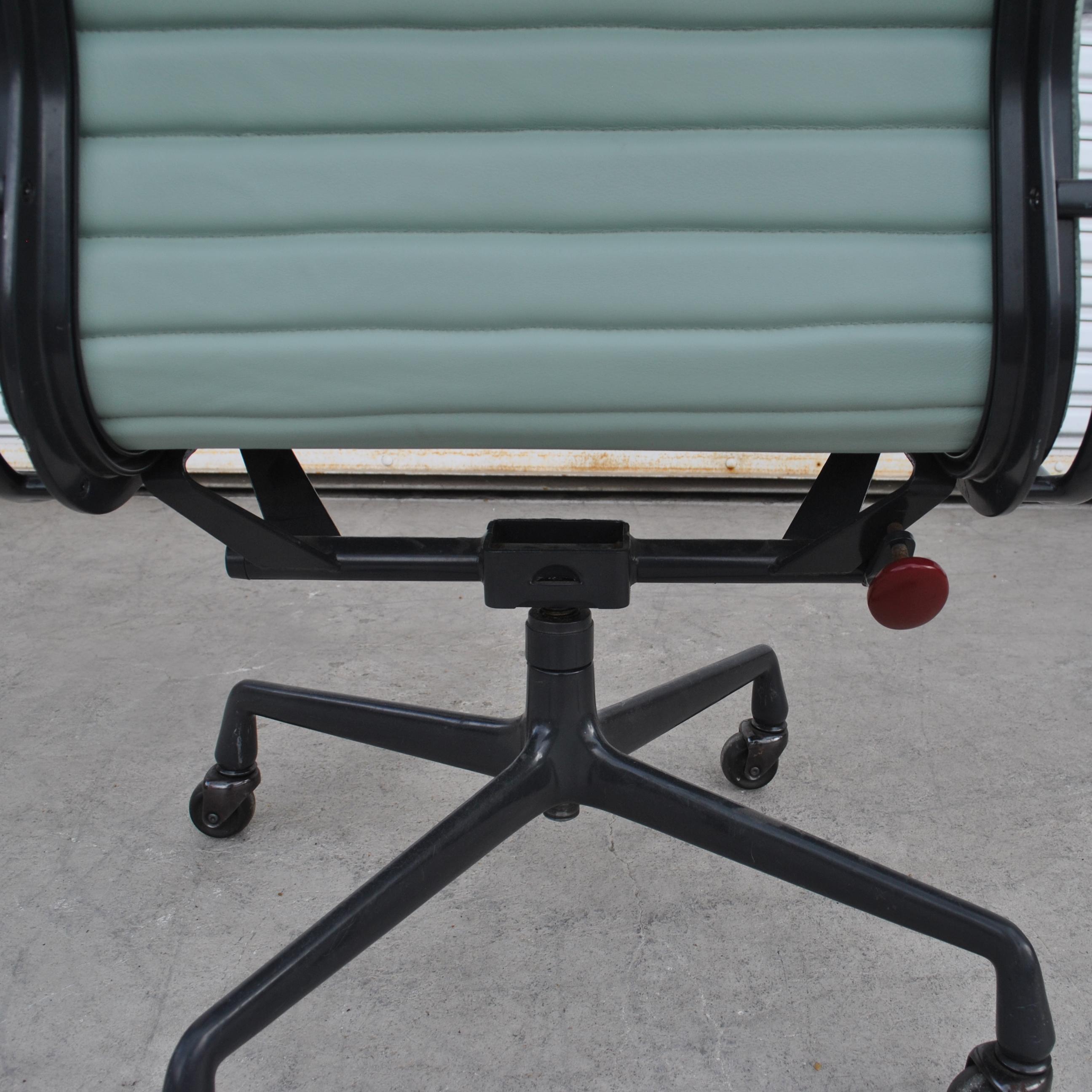 1 Restored Vintage Eames Aluminum Group Desk Chair In Good Condition For Sale In Pasadena, TX