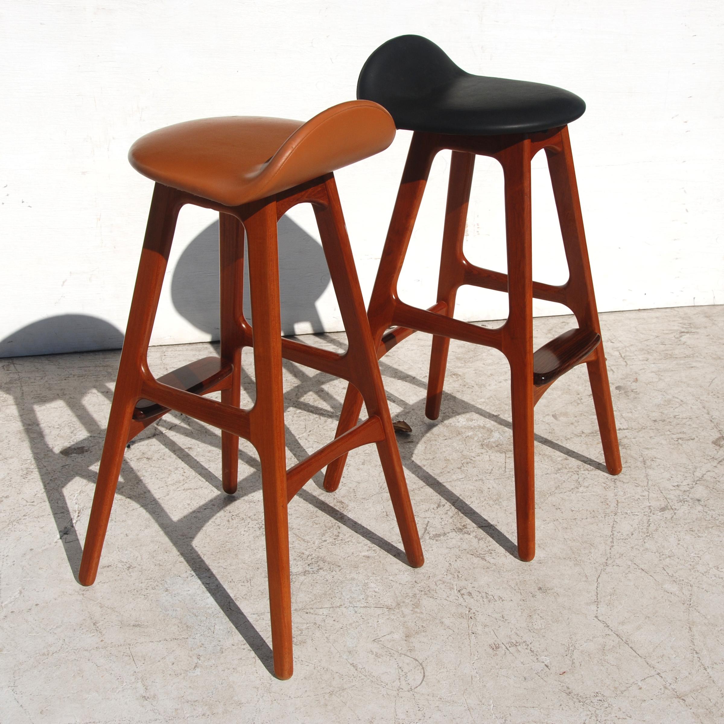 A Mid-Century Modern bar stool designed by Erik Buch and made by Oddense Maskinsnedkeri A-S. Teak frame with a rosewood footrest and leather upholstery.
Measures: Width 14.5